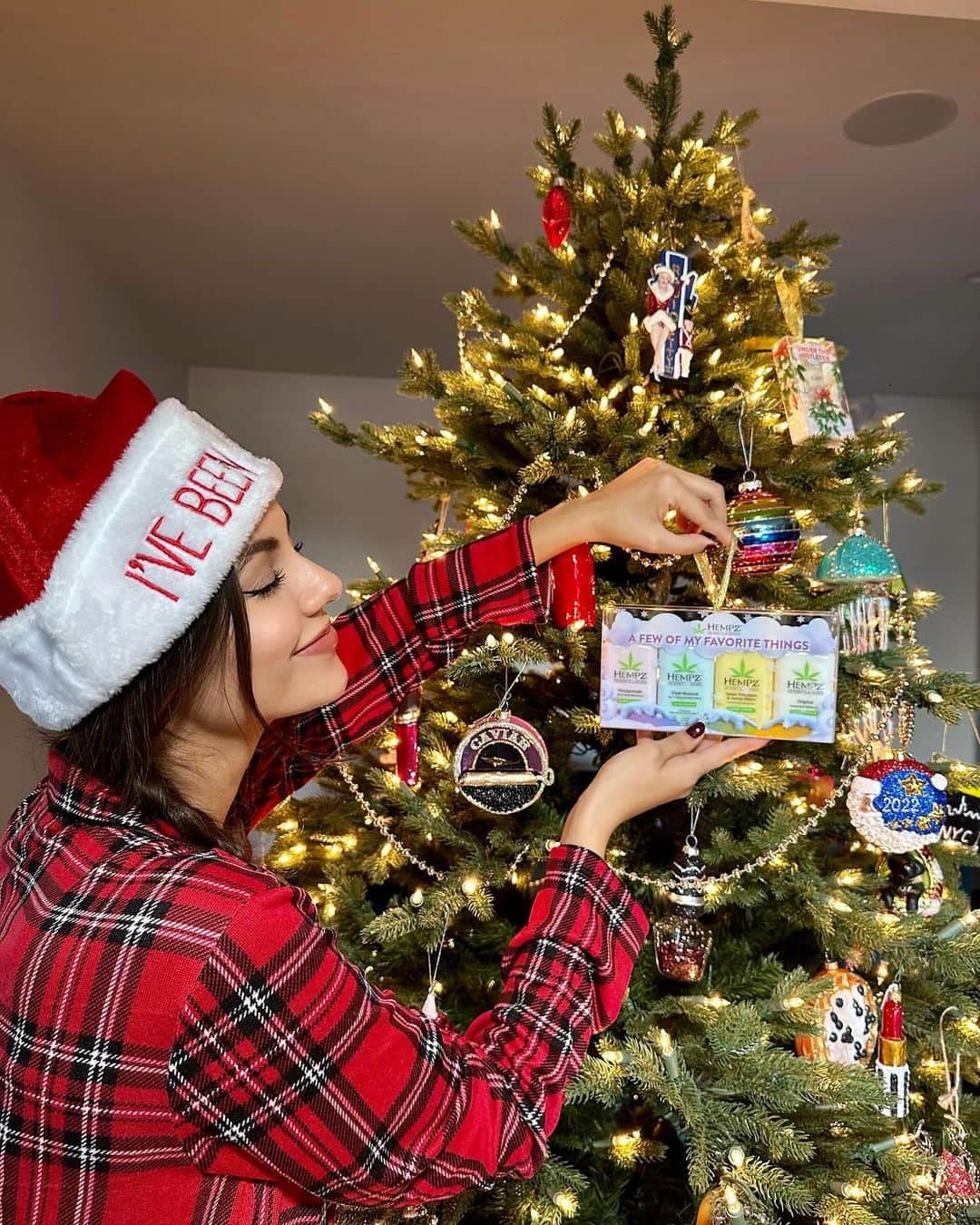 ヴィクトリア・ジャスティスさんのインスタグラム写真 - (ヴィクトリア・ジャスティスInstagram)「Waking up to @hempzofficial under the tree?! The perfect gifts for family and friends but don’t forget to add them to your own wishlist 😉   Share this with someone you’d want to open your Hempz gifts with this holiday season! Shop them @ultabeauty and my link in bio 🥰 #hempz #hempzpartner」12月5日 2時59分 - victoriajustice
