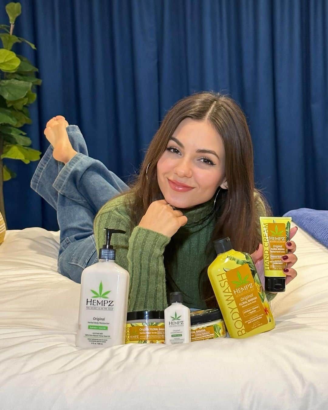 ヴィクトリア・ジャスティスさんのインスタグラム写真 - (ヴィクトリア・ジャスティスInstagram)「Waking up to @hempzofficial under the tree?! The perfect gifts for family and friends but don’t forget to add them to your own wishlist 😉   Share this with someone you’d want to open your Hempz gifts with this holiday season! Shop them @ultabeauty and my link in bio 🥰 #hempz #hempzpartner」12月5日 2時59分 - victoriajustice