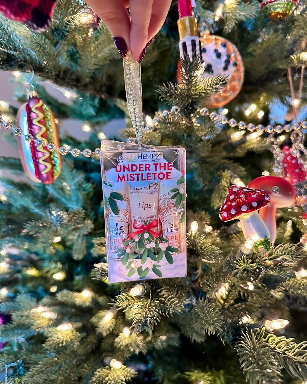 ヴィクトリア・ジャスティスさんのインスタグラム写真 - (ヴィクトリア・ジャスティスInstagram)「Waking up to @hempzofficial under the tree?! The perfect gifts for family and friends but don’t forget to add them to your own wishlist 😉   Share this with someone you’d want to open your Hempz gifts with this holiday season! Shop them @ultabeauty and my link in bio 🥰 #hempz #hempzpartner」12月5日 2時59分 - victoriajustice