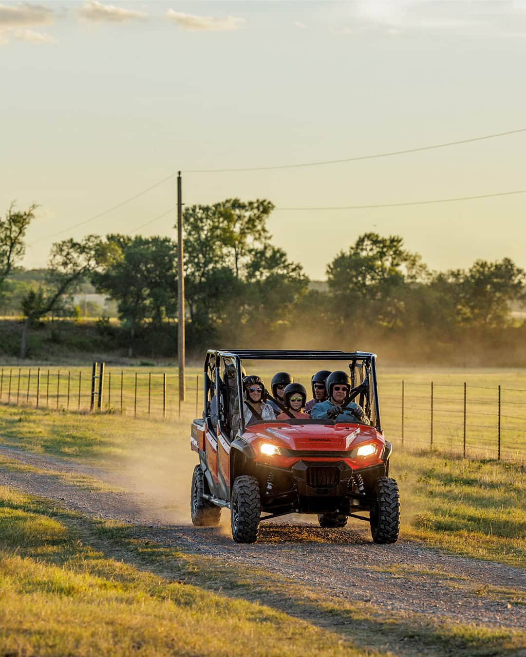 Honda Powersports USさんのインスタグラム写真 - (Honda Powersports USInstagram)「With 2500lbs towing capacity and industry-best comfort for six, the Pioneer 1000-6 Deluxe is your motivation to get more done, and have more fun. #MondayMotivation #BetterOnAHonda #SxS」12月5日 3時00分 - honda_powersports_us