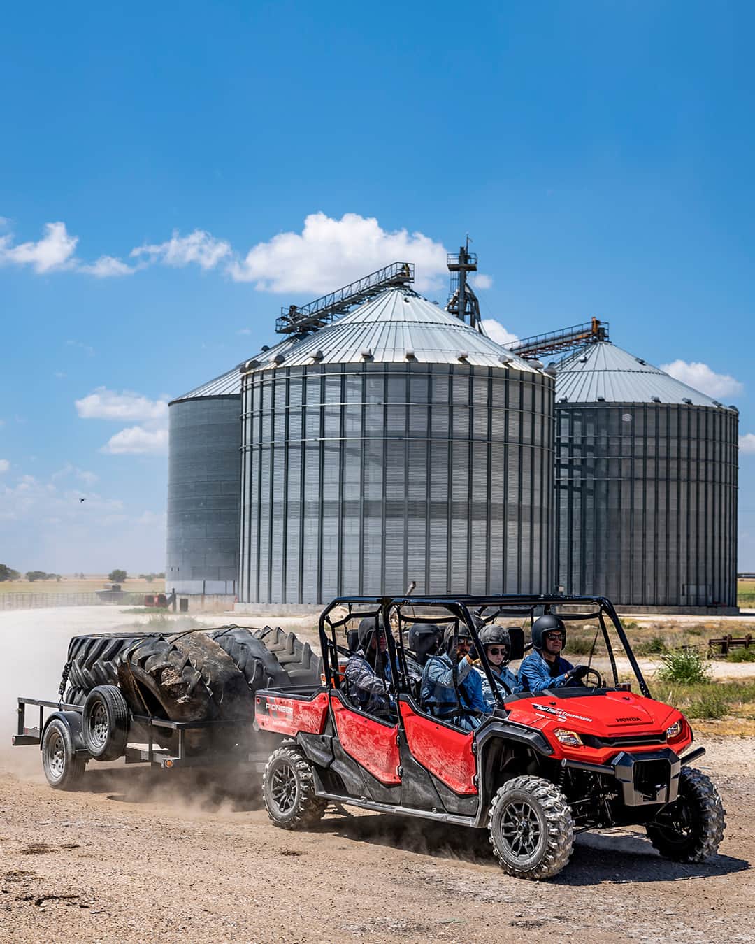 Honda Powersports USのインスタグラム：「With 2500lbs towing capacity and industry-best comfort for six, the Pioneer 1000-6 Deluxe is your motivation to get more done, and have more fun. #MondayMotivation #BetterOnAHonda #SxS」