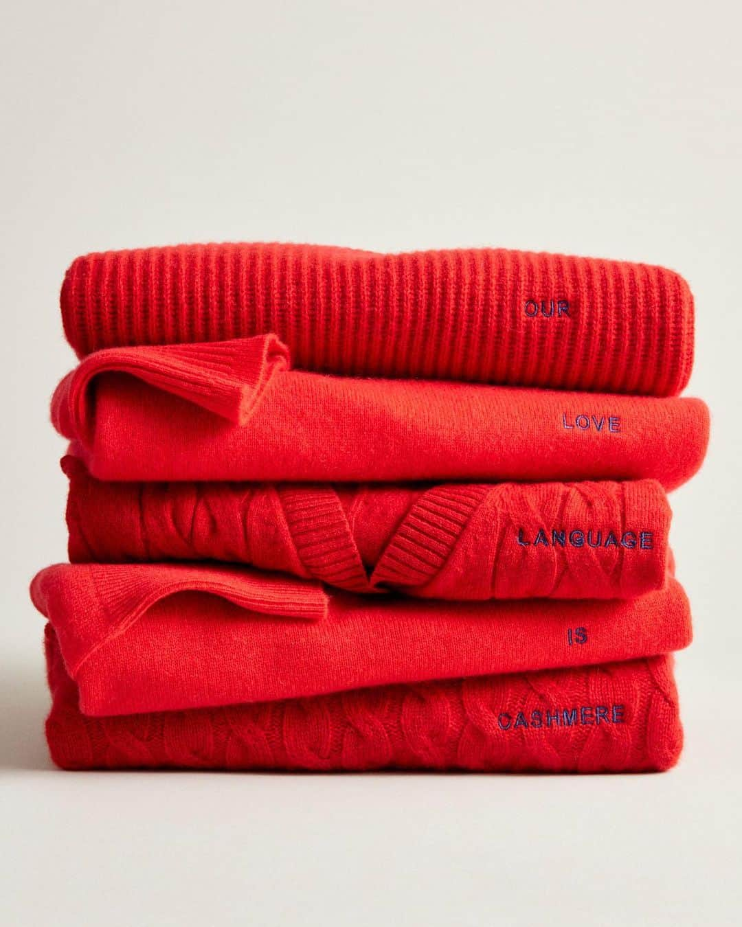 ジェイクルーのインスタグラム：「The gift of gifts ❤️ Order your monogrammed cashmere (and more customizable styles) with standard shipping by 9PM EST on 12/10 for delivery by 12/24.」