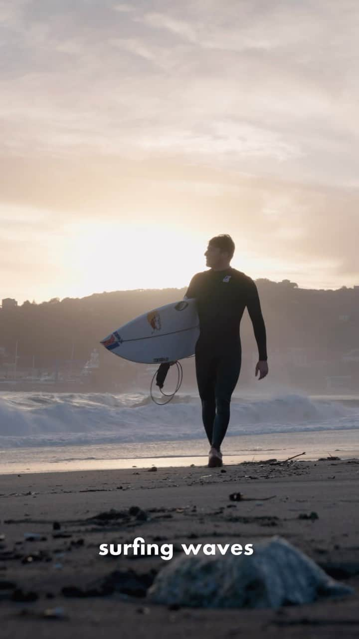 ケイウェイのインスタグラム：「Exciting news! The short film, in collaboration with @stab is finally out! A surfing experience like never before in Varazze, featuring @leofioravanti and @robydamico.            Don’t miss the short film—link in bio!  #KWAY」