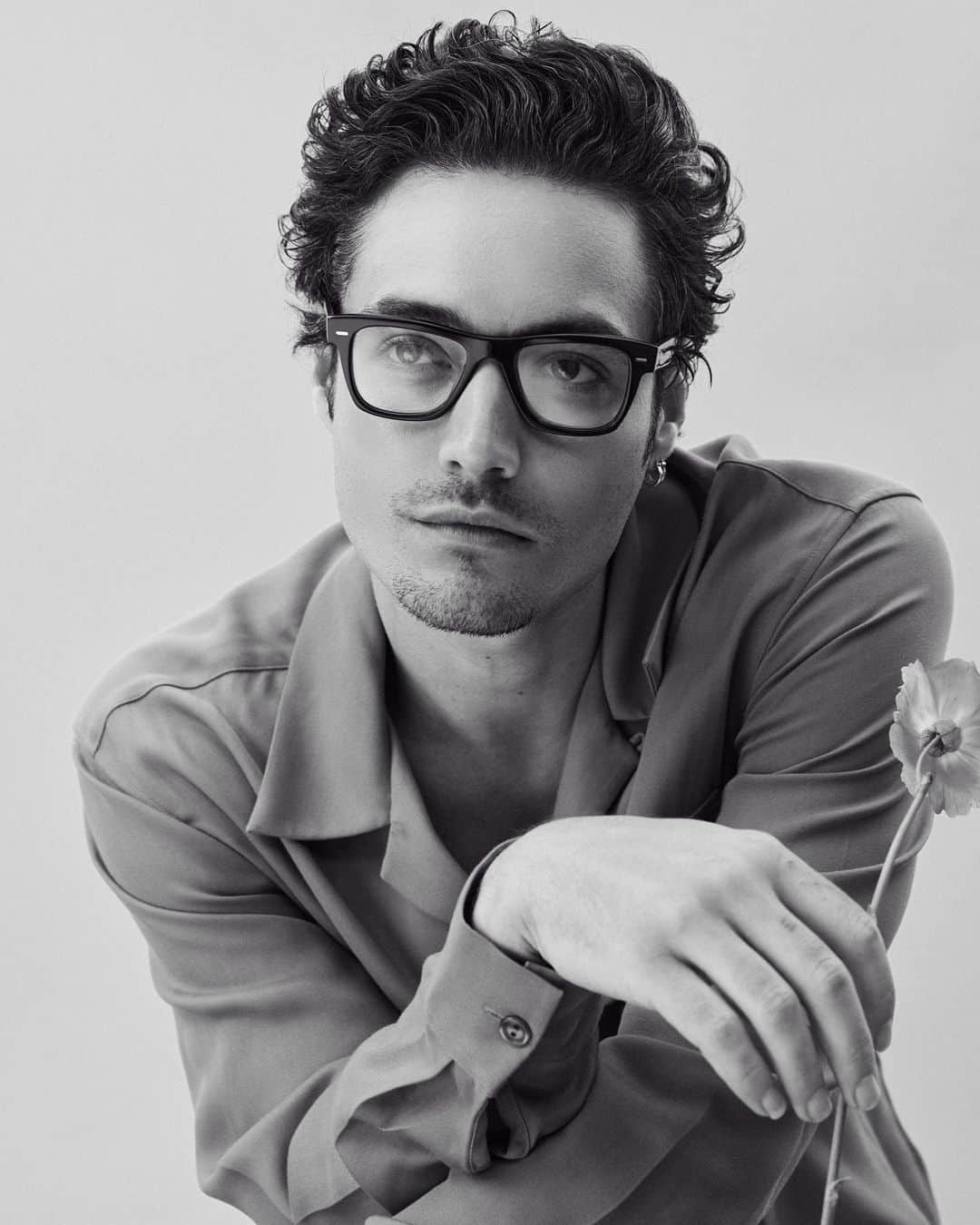 オリバーピープルズさんのインスタグラム写真 - (オリバーピープルズInstagram)「Classically handsome in a quintessential Oliver Peoples style, Oliver in Black.⁠」12月5日 2時54分 - oliverpeoples