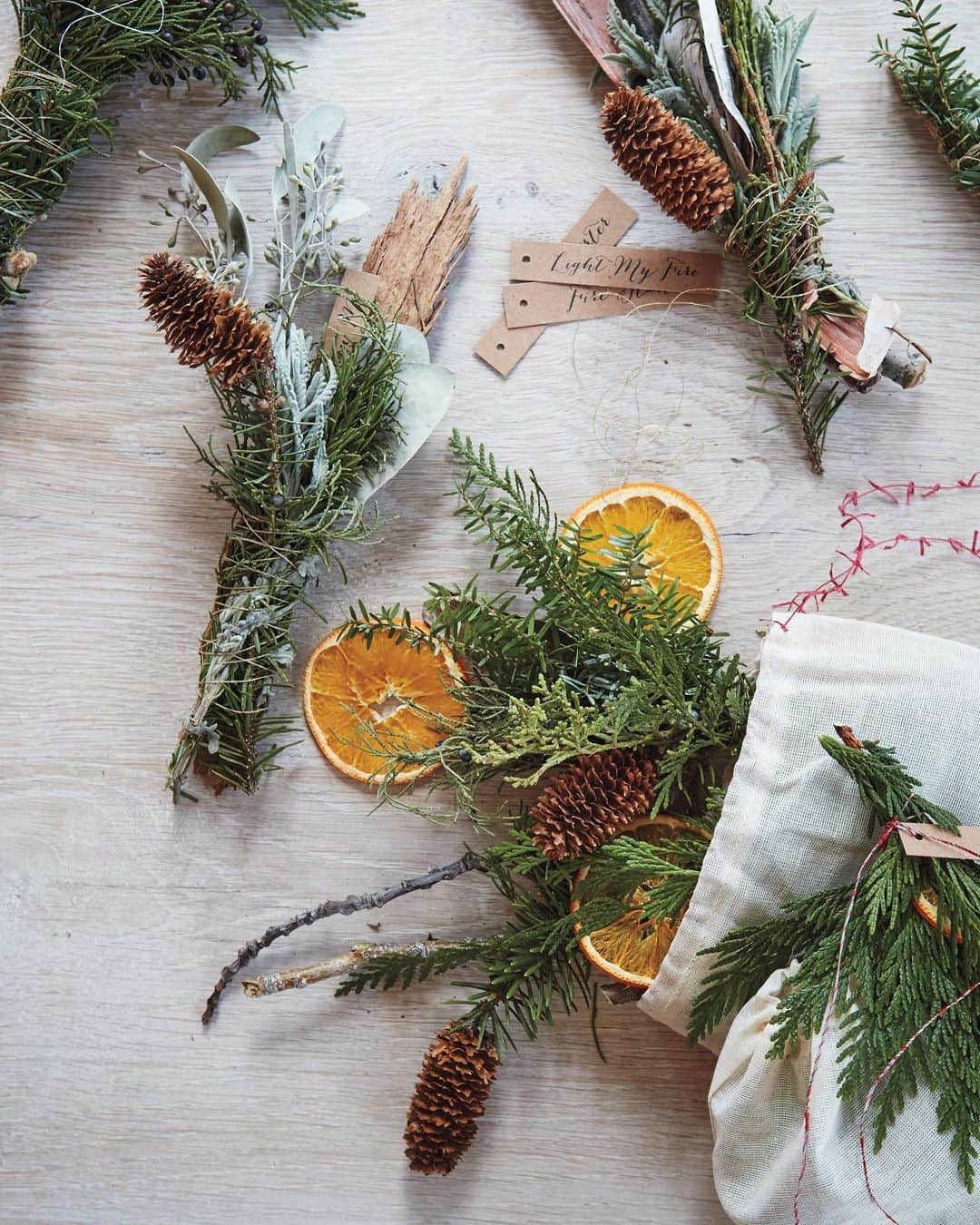 マーサ・スチュワートのインスタグラム：「These fragrant fire starters will make your home smell like Christmas. Burn these muslin bags, which are packed with dried orange slices, sage, lavender, and eucalyptus, in your fireplace and fill your home with holiday spirit. Get more holiday DIY projects and ideas that will infuse your home with scents of citrus, spice, and everything nice at the link in our bio. 📷: @kathrynbarnardphoto」