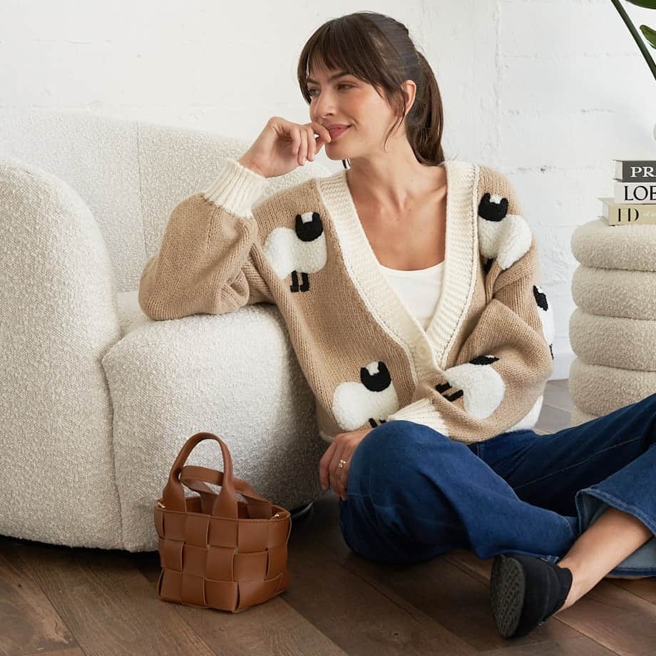 DAILYLOOKさんのインスタグラム写真 - (DAILYLOOKInstagram)「Make your dreams cozy by counting the most stylish sheep! #cozysweater #cozywear #cardigan #sweater」12月5日 3時01分 - dailylook