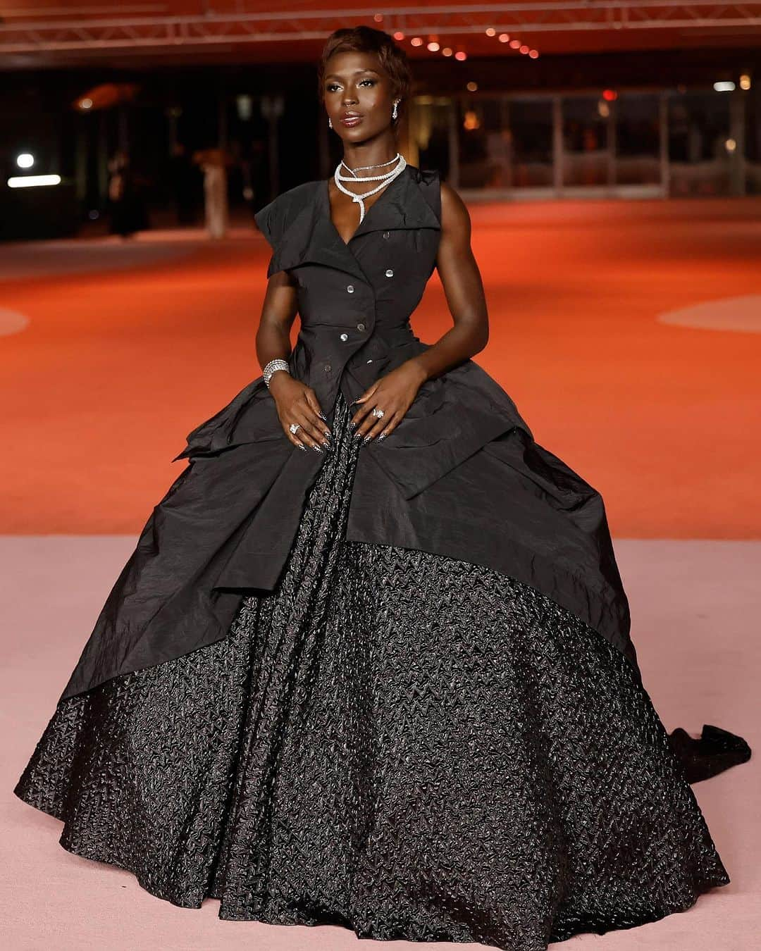 マリクレールさんのインスタグラム写真 - (マリクレールInstagram)「THIS is how you do red carpet gowning.   At last night’s Academy Museum Gala—appropriately coined the "Met Gala of the West”—attendees pulled out all the stops for a night of cinematic celebration. Swipe through for a glimpse at some of the evening’s most dazzling looks, and tap the link in bio for all our favorite fashion moments. photos: @gettyimages」12月5日 2時58分 - marieclairemag