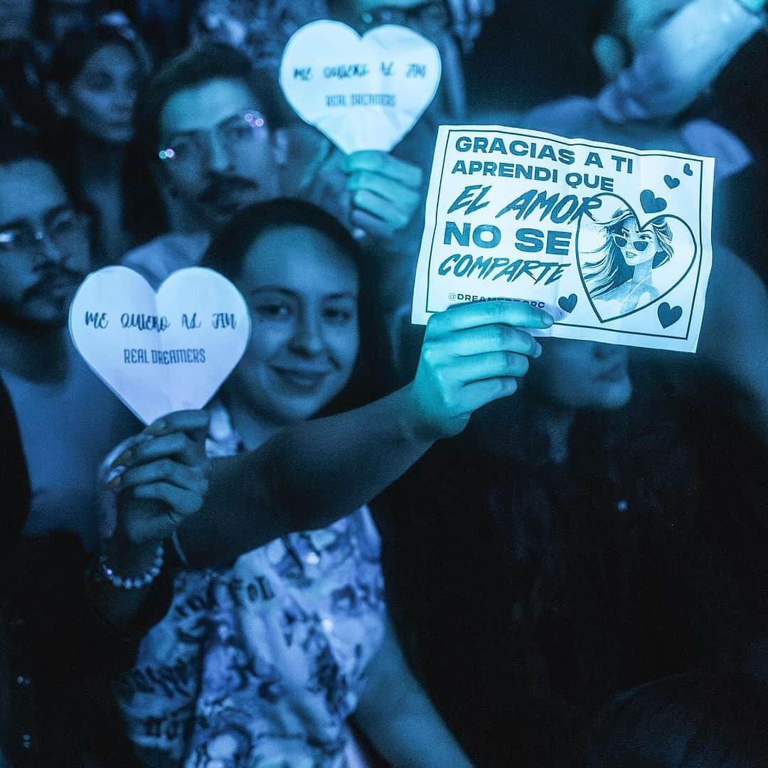 Danna Paolaさんのインスタグラム写真 - (Danna PaolaInstagram)「Cerramos el año de shows con #XT4S1STOUR En Costa Rica 🇨🇷 Guatemala 🇬🇹El Salvador 🇸🇻 GRACIAS GRACIAS ✨ GRACIAS X SU AMOR! Me da mucha melancolía ay🥹… que CIERRE DE AÑO TAN CABRÓN!!!!! GRACIAS GRACIAS ♥️X TANTO! Gracias por dejarnos tocar su corazón y nos han regalado noches inolvidables,  LXS AMOOO!   ( necesito un post aparte del tour porque tengo mucho que decir) hehehehehe 😭❤️‍🩹 y no dejo de chillar」12月5日 2時58分 - dannapaola