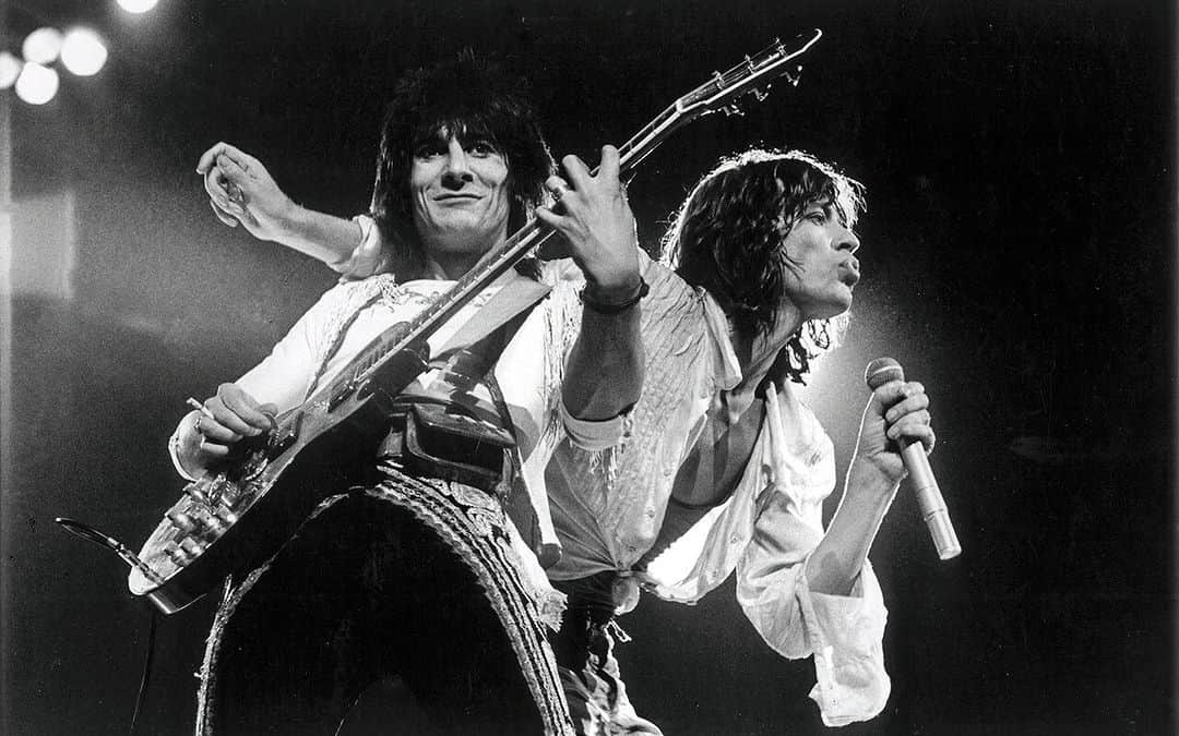 ロン・ウッドのインスタグラム：「🎸🎤 Ronnie with Mick at a Stones concert, Earls Court, London, 1976. 📸 Homer Sykes」