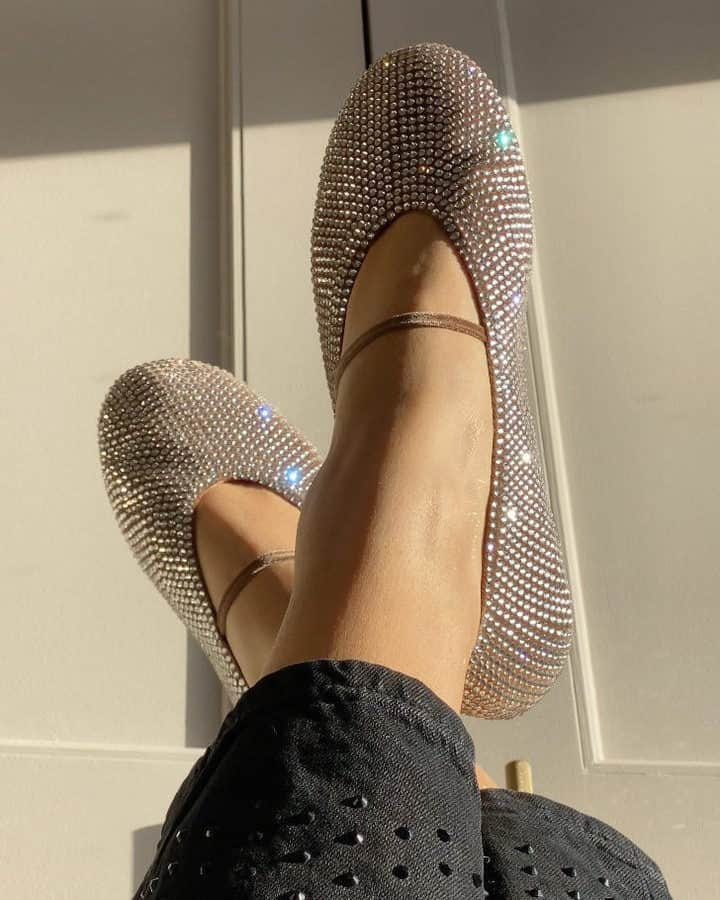 freepeopleさんのインスタグラム写真 - (freepeopleInstagram)「Shine on this holiday season. @klaudiacloud  Link in bio to shop the Moira Embellished Flats.」12月5日 3時15分 - freepeople