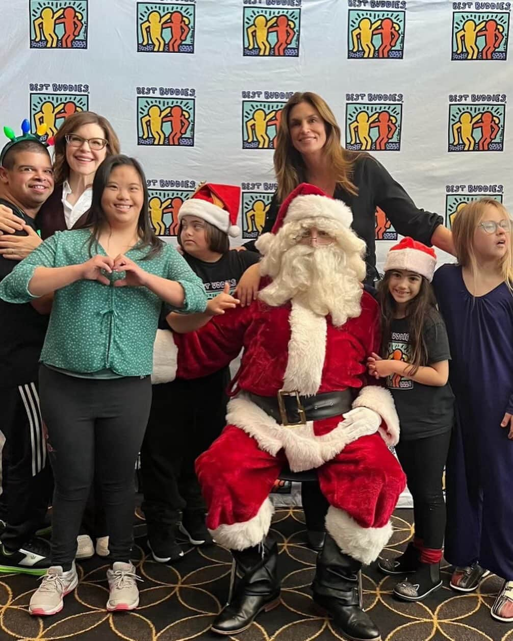 シンディ・クロフォードさんのインスタグラム写真 - (シンディ・クロフォードInstagram)「Nothing gets me in the holiday spirit more than the @bestbuddies annual bowling day! Good cheer and hugs abound! ❤️」12月5日 3時14分 - cindycrawford