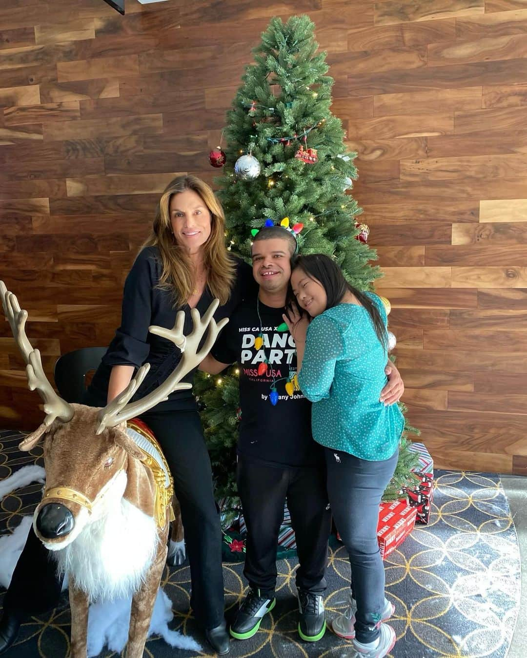 シンディ・クロフォードさんのインスタグラム写真 - (シンディ・クロフォードInstagram)「Nothing gets me in the holiday spirit more than the @bestbuddies annual bowling day! Good cheer and hugs abound! ❤️」12月5日 3時14分 - cindycrawford