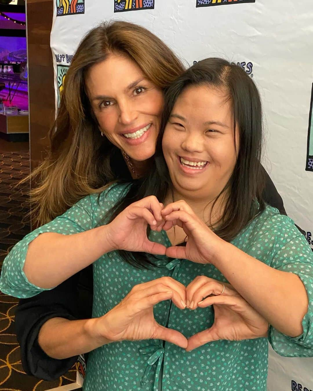 シンディ・クロフォードさんのインスタグラム写真 - (シンディ・クロフォードInstagram)「Nothing gets me in the holiday spirit more than the @bestbuddies annual bowling day! Good cheer and hugs abound! ❤️」12月5日 3時14分 - cindycrawford