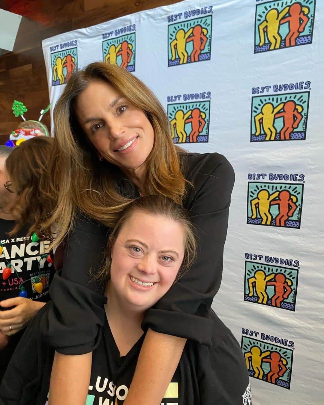 シンディ・クロフォードさんのインスタグラム写真 - (シンディ・クロフォードInstagram)「Nothing gets me in the holiday spirit more than the @bestbuddies annual bowling day! Good cheer and hugs abound! ❤️」12月5日 3時14分 - cindycrawford