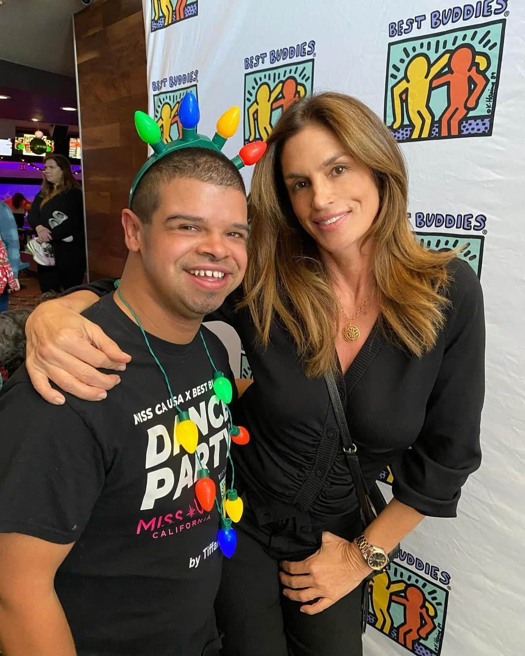 シンディ・クロフォードさんのインスタグラム写真 - (シンディ・クロフォードInstagram)「Nothing gets me in the holiday spirit more than the @bestbuddies annual bowling day! Good cheer and hugs abound! ❤️」12月5日 3時14分 - cindycrawford