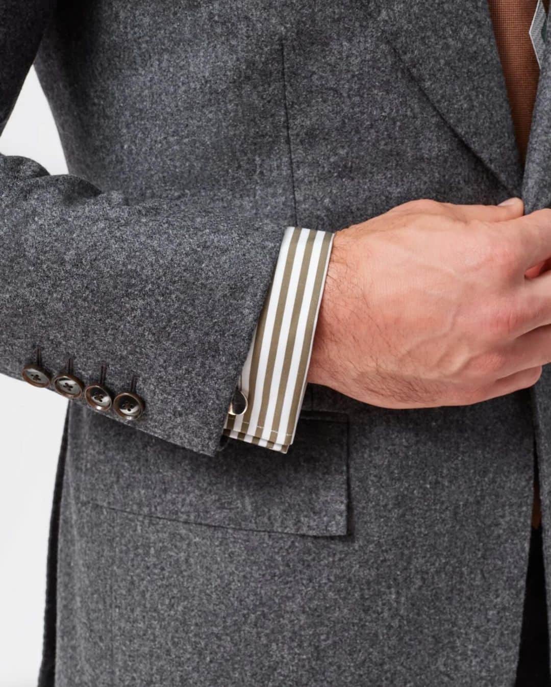 エドワード セクストンさんのインスタグラム写真 - (エドワード セクストンInstagram)「Classics never go out of style. The Mid Grey Flannel Heritage Jacket and Trousers are fitting for every occasion, and especially ideal for this time of year.   #edwardsexton #savilerow #menswear #london #tailoring #sartorial #aw23 #autumn #winter #sexton」12月5日 3時26分 - edwardsexton