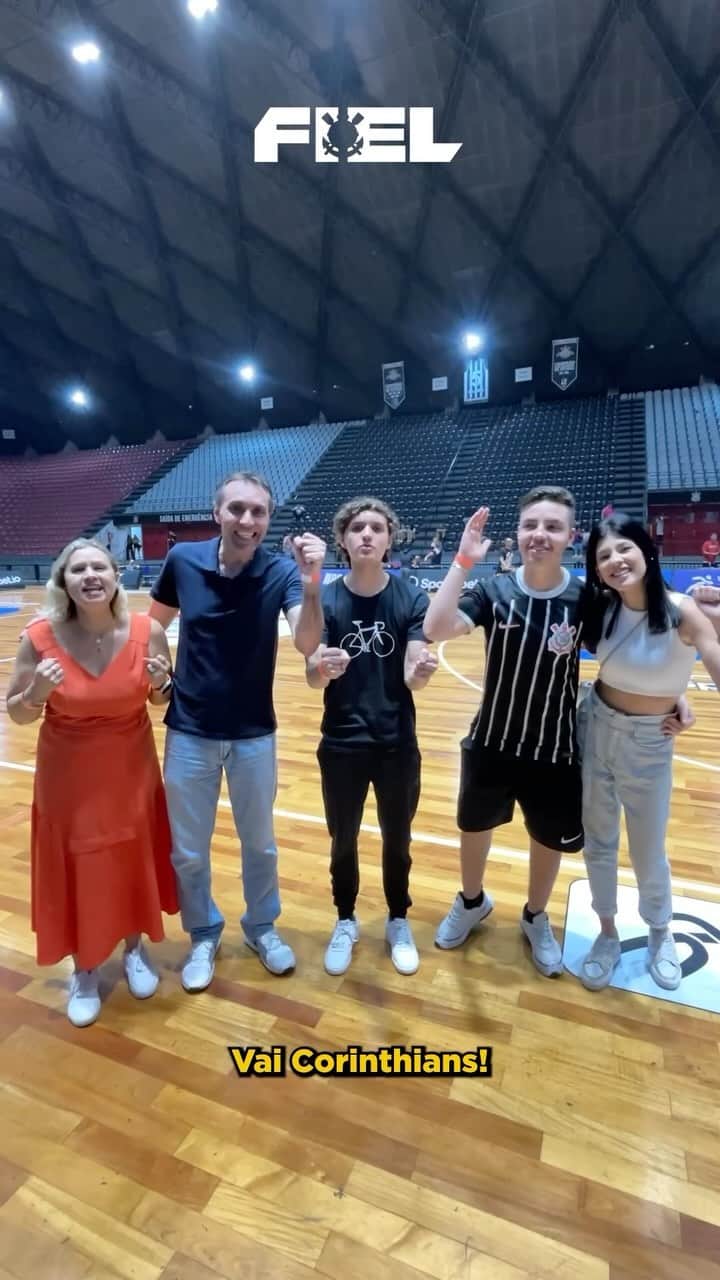 コリンチャンスのインスタグラム：「📲 Universo SCCP 🫱🏻‍🫲🏽 #CorinthiansBasquete 🏀  Alguns torcedores que acompanham o Timão no basquete foram abordados e, aqueles que tinham o aplicativo baixado, puderam dar um palpite no resultado.   A galera que chegou mais perto de acertar, ganhou cadeira vip para o jogo seguinte do Corinthians pelo NBB! 🏀🔜  Fiquem ligados que teremos mais experiências como esta. Você que acompanha o Corinthians Basquete, baixe agora o app Universo SCCP!   🎥 @gabrielyerisi e @alexandrekocinas  #VaiCorinthians #UniversoSCCP」
