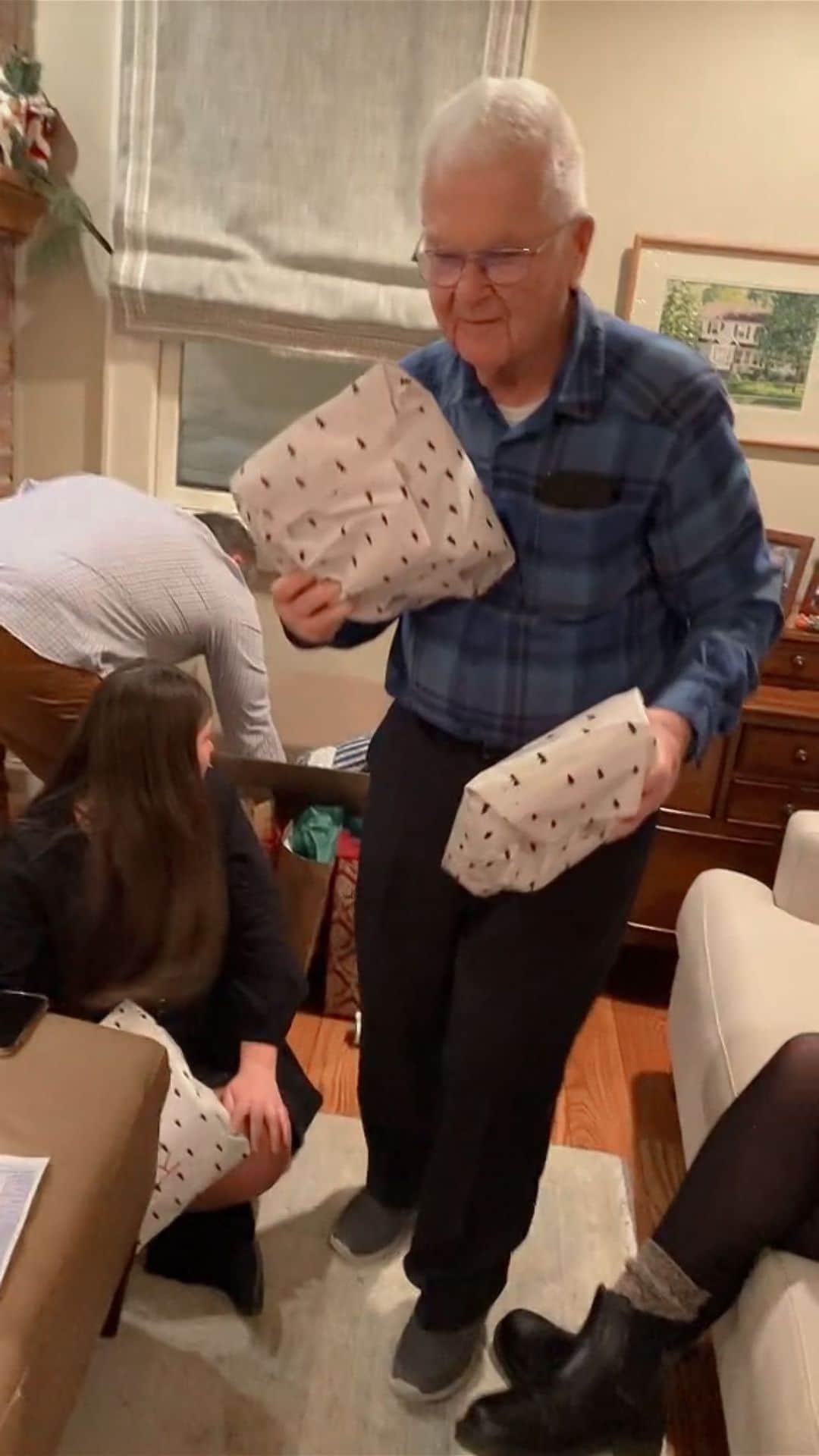 OOTD Magazineのインスタグラム：「Grandpa surprise with the best gift ever 😂✨ Shop our photo and video presets via link in bio. ⁣ cc: @graceapettit」