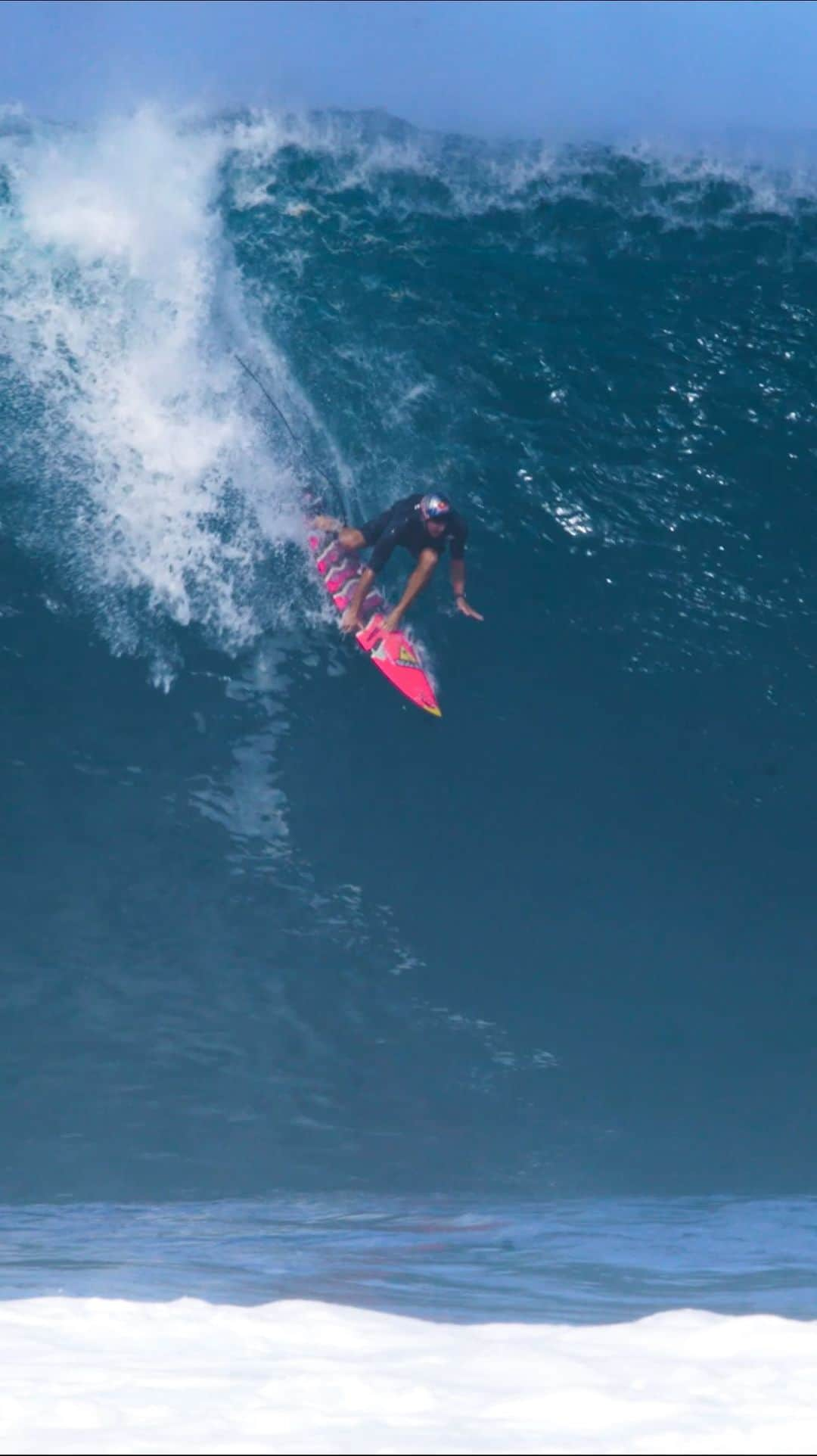 ジェイミー・オブライエンのインスタグラム：「Pipeline yesterday 💥  @jobschoolofsurf Full edit on my YouTube channel or link in my profile 🤙🏼」