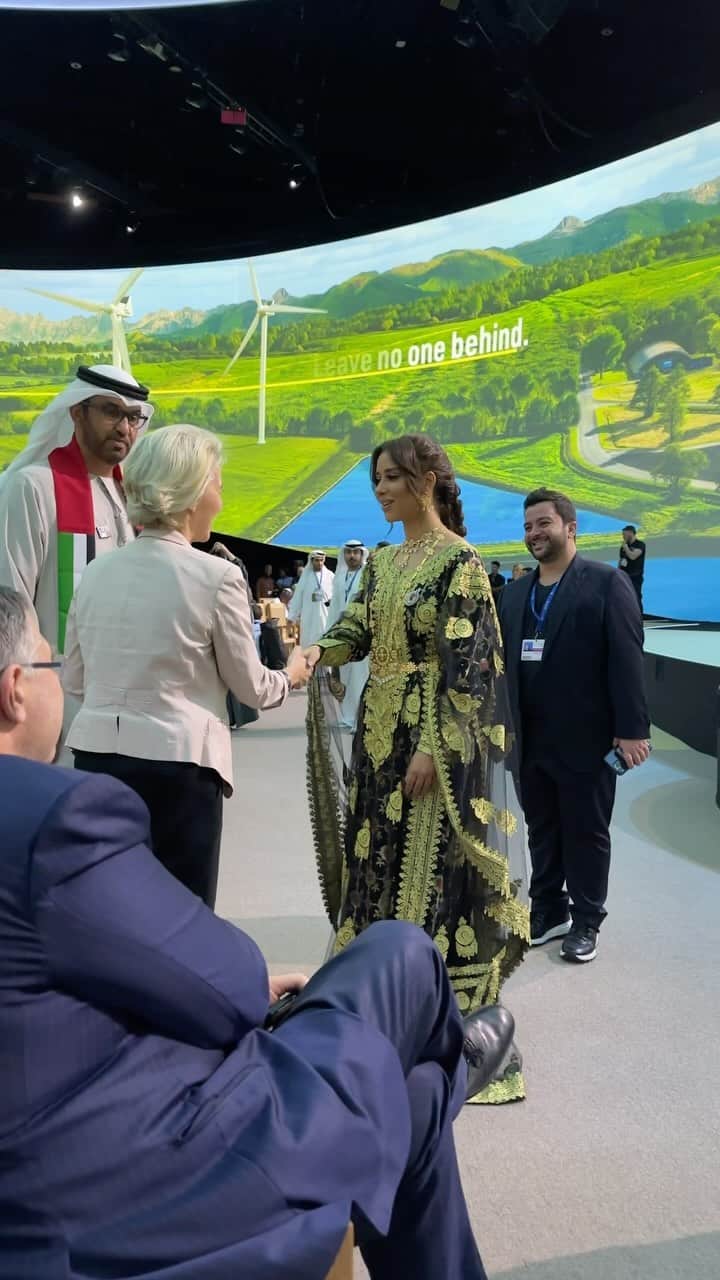 Balqees Ahmed Fathiのインスタグラム：「تشرفت بتمثيل دولتي الغالية #الامارات في مؤتمر المناخ @cop28uaeofficial ضمن كوكبة من نجوم العالم ومقابلة معالي الدكتور سلطان الجابر لتهنئته على هذا الإنجاز العالمي الرائع الذي رفع وسيرفع علم بلادي عاليا كما جرت العادة. ومقابلة السيدة  Urasula leyen رئيسة المفوضية الأوروبية   يوم رائع لا ينسى مع الشكر لجميع القائمين وبالأخص الاخ تيمور مرمرشي.. الاغنية كاملة في رابط البايو مع المبدع @redone」