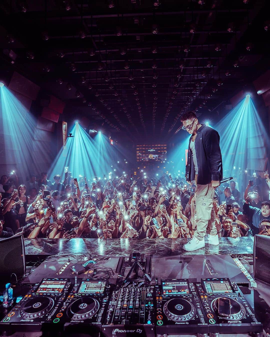 ジョナス・ブルーのインスタグラム：「WOW ASIA THAT WAS INSANE!!! 🔥  🇸🇬: Zouk, Singapore 🇮🇩: Dragonfly, Jakarta 🇲🇾: Peakstorm, Malaysia   Thank you to everyone who came and partied! These were honestly some of the best shows I’ve played this year. Although I was extremely tired from all the traveling I gave it my all for each show and seeing your energy and hearing you sing every lyric to my songs just made it all worthwhile! I can’t wait to be back. Love you all 💫💙  📸: @jordanmarchand_cv」