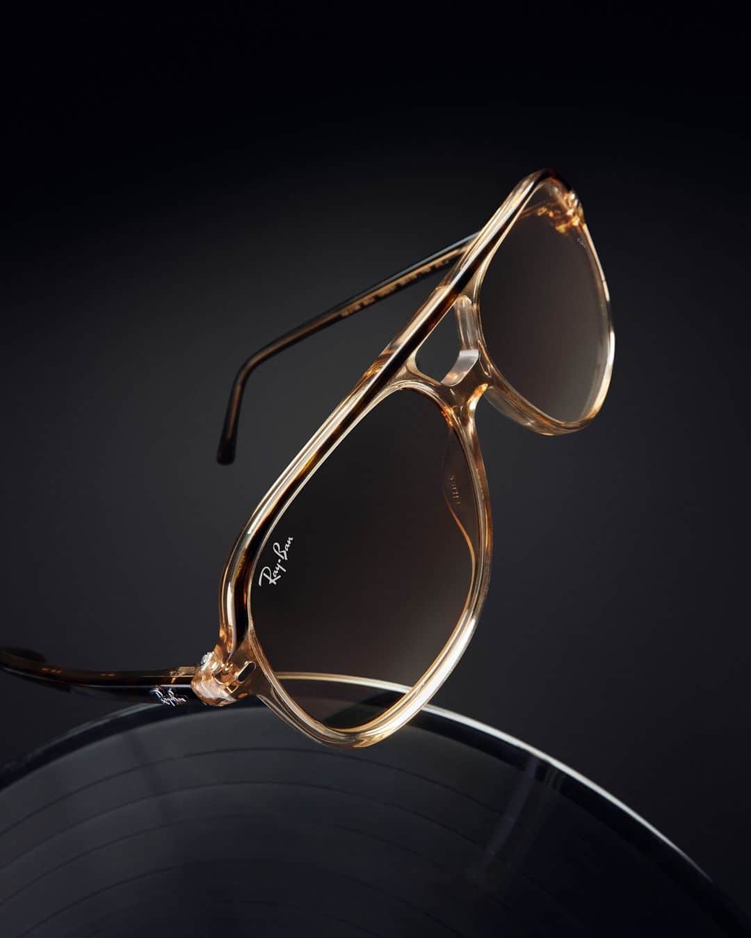 レイバンのインスタグラム：「A retro Holiday, with a classic pilot shape. Discover our greatest hits compilation at the link in bio 💿」