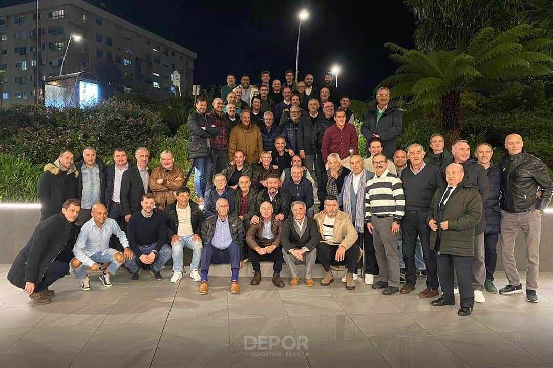 デポルティーボ・ラ・コルーニャのインスタグラム：「🍽️ A Asociación de Veteranos do RC Deportivo celebrou a súa cea anual  💙 Os Conselleiros Carlos Ballesta e Vicente Fernández representaron ao Club xunto a máis de 60 ex xogadores branquiazuis  ℹ️ Toda a info en 🔗 rcdeportivo.es」