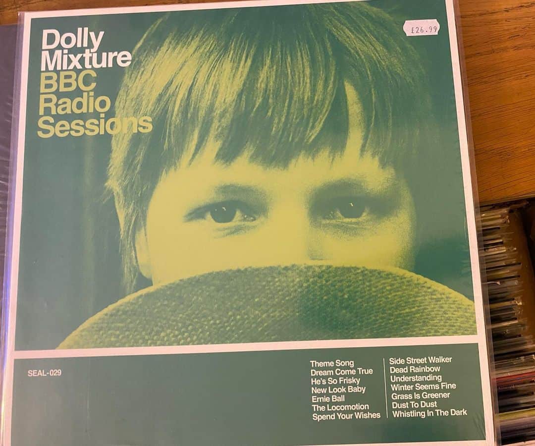 フレッド・アーミセンのインスタグラム：「Birthday present for myself @monorail_music in Glasgow! #dollymixture」