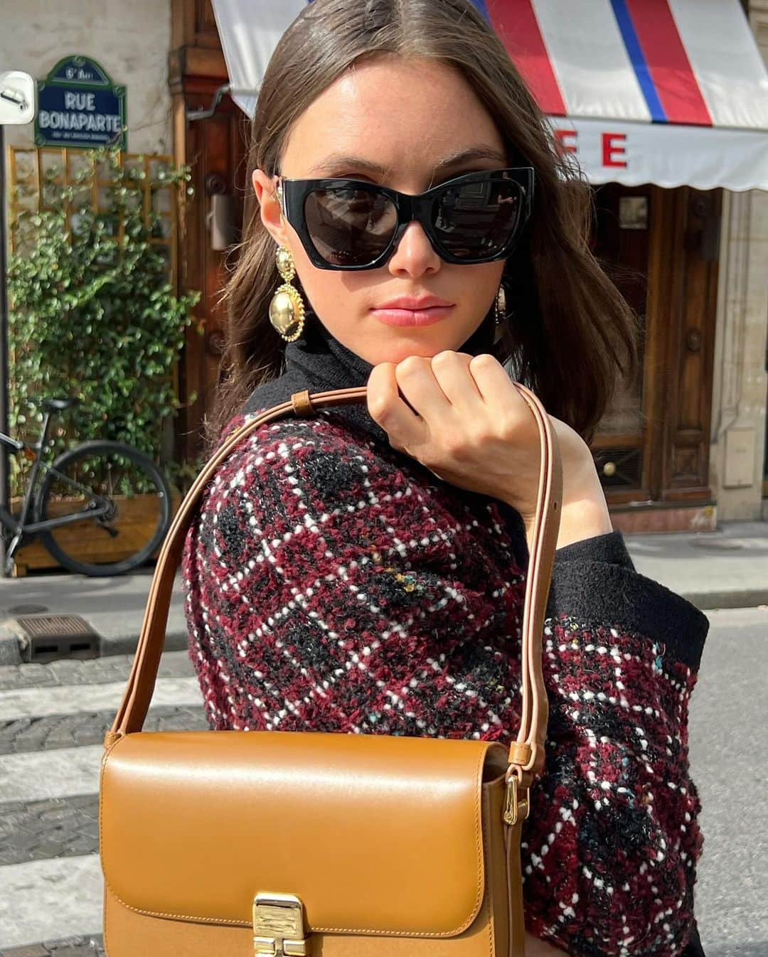 Shopbopさんのインスタグラム写真 - (ShopbopInstagram)「TRÉS CHIC 🇫🇷 When it comes to street style, do as the Parisians do: polished tweed jacket with effortless everyday staples (oui, oui)—shop via link in bio 🛍️」12月5日 4時03分 - shopbop