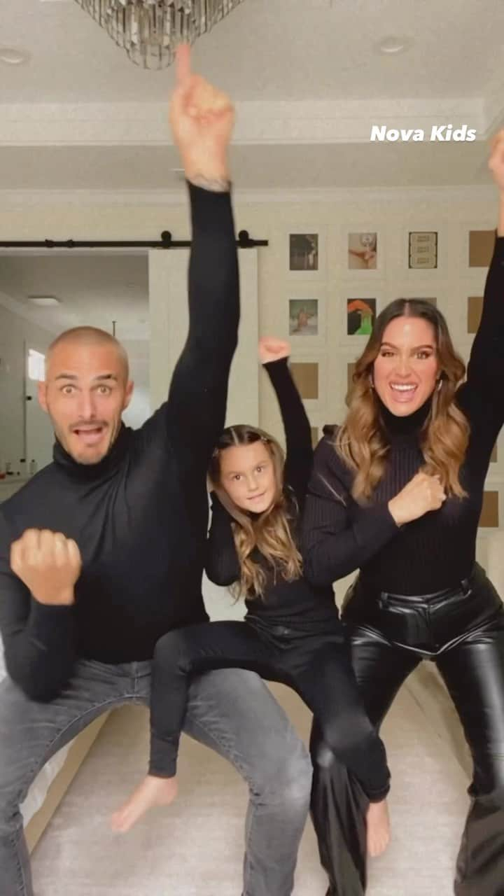 ホープ・ハワードのインスタグラム：「Family Macarena Challenge how did we do!?😆 @NovaKids by @FashionNova」