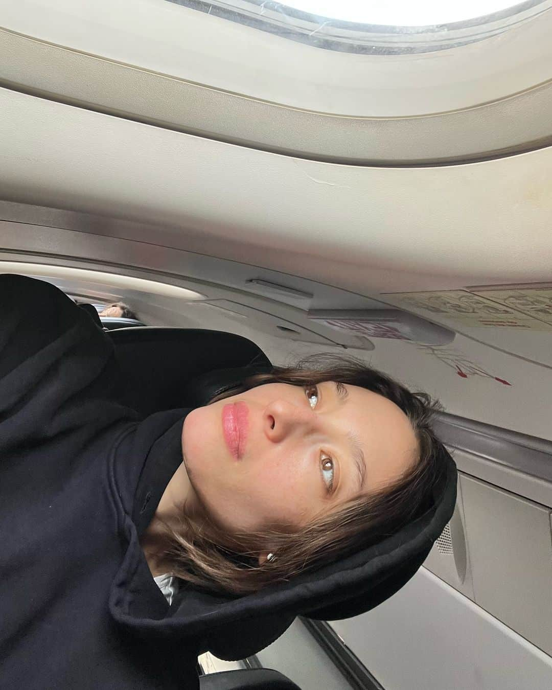 アレキサンドラ・アゴストンさんのインスタグラム写真 - (アレキサンドラ・アゴストンInstagram)「✈️」12月5日 4時14分 - alexandraagoston