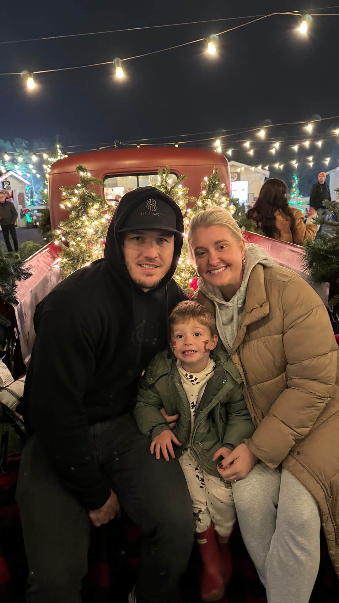 マイク・トラウトのインスタグラム：「Making memories with my mini-me🎅🏼 #TroutTraditions」
