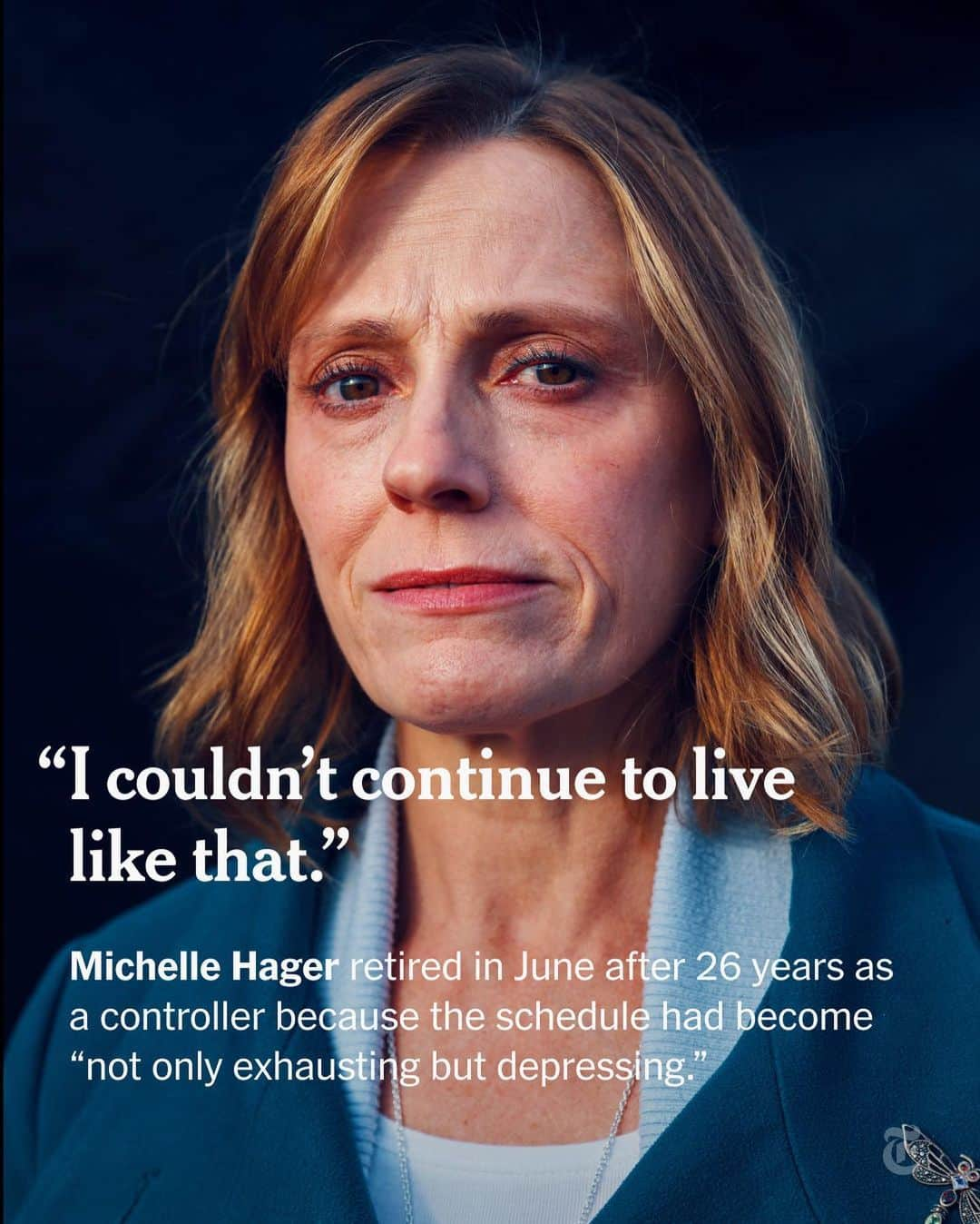 ニューヨーク・タイムズのインスタグラム：「A shortage of air traffic controllers in the U.S. has resulted in an exhausted and demoralized work force that is increasingly prone to making dangerous mistakes. Air traffic controllers, who spend hours a day glued to monitors or scanning the skies with the lives of thousands of passengers at stake, are a last line of defense against crashes. The job comes with intense pressure, even in the best of conditions.  Yet the conditions for many controllers are far from ideal. Staffing shortages caused by years of employee turnover and tight budgets, among other factors, have forced many controllers to work six-day weeks and 10-hour days.  In the past two years, air traffic controllers and others have submitted hundreds of complaints to a Federal Aviation Administration hotline, describing issues like understaffing, mental health problems and deteriorating buildings, some infested with bugs and black mold. There were at least seven reports of controllers sleeping when they were on duty and five about employees working while under the influence of alcohol or other drugs. The New York Times obtained summaries of the complaints through an open-records request.  Tap the link in our bio to read more about how air traffic controllers are being pushed to the brink. Photos by @mosadek」