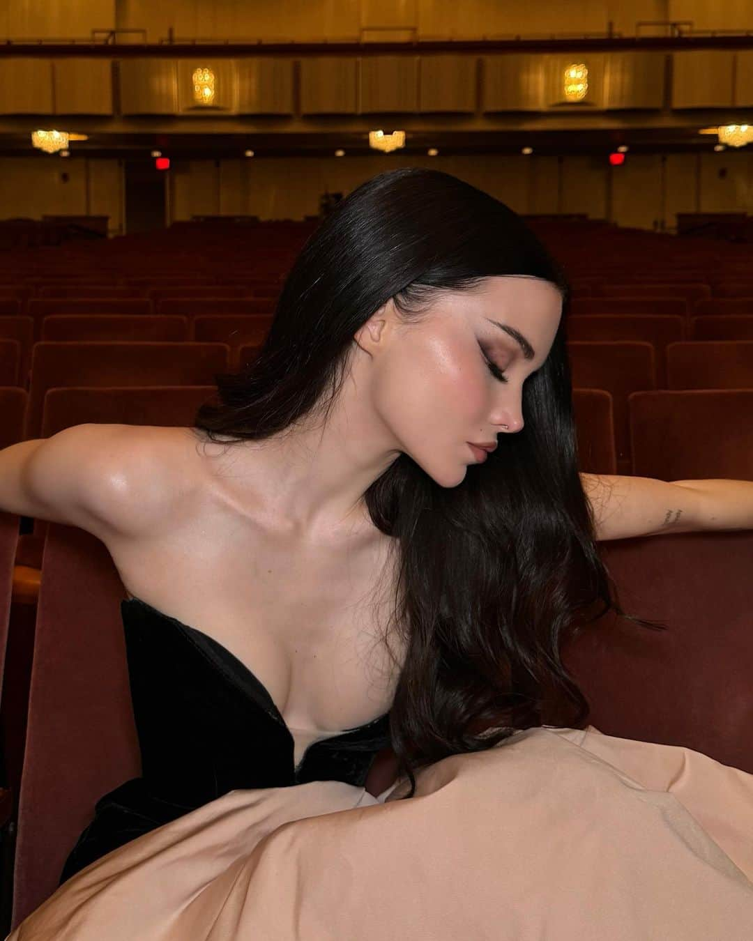 ダヴ・キャメロンさんのインスタグラム写真 - (ダヴ・キャメロンInstagram)「such an honor to perform at the @kennedycenter last night in tribute to my dear friend & living icon @reneeflemingmusic !!! renée i love you more than there are words to express. we are all lucky to live in your light 🩰✨」12月5日 4時25分 - dovecameron