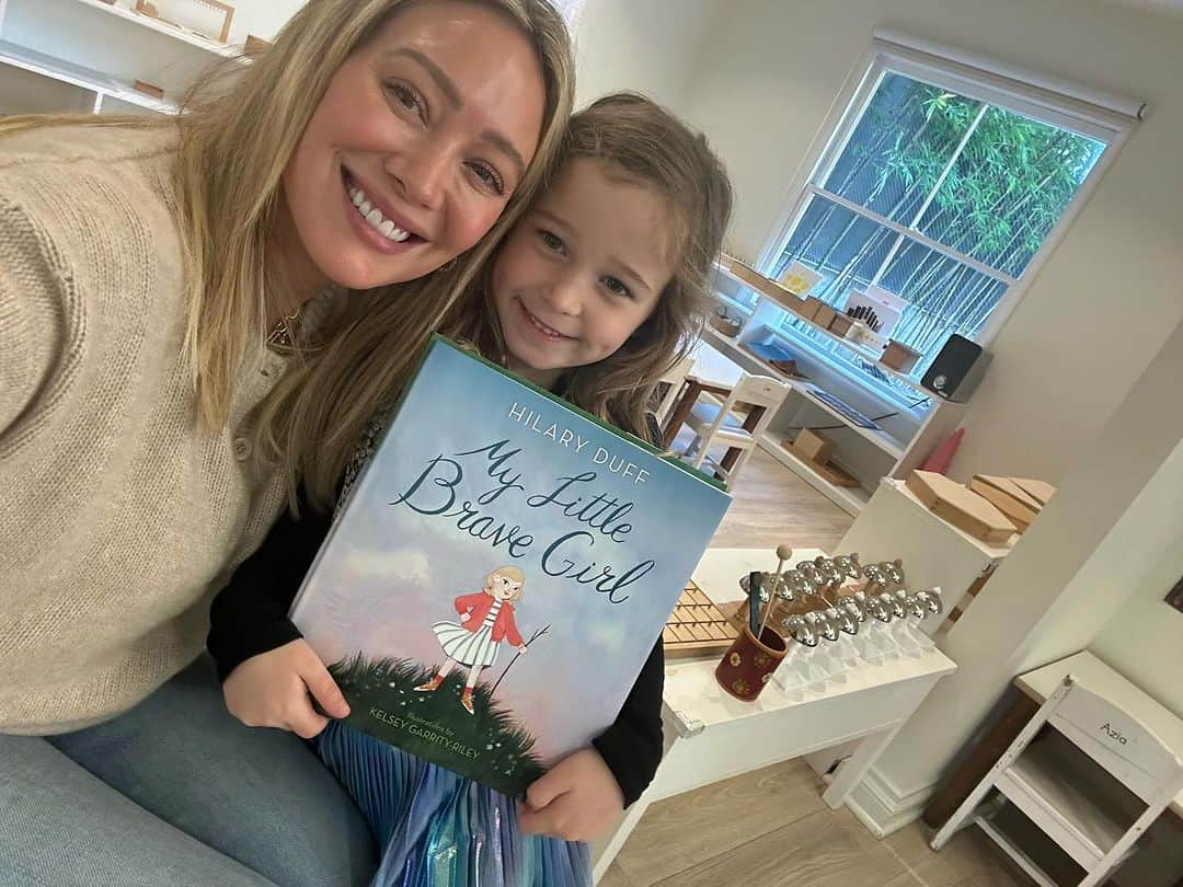 ヒラリー・ダフのインスタグラム：「My little angel girls! I got to read my books at their school today🥰 what a treat 🍭」