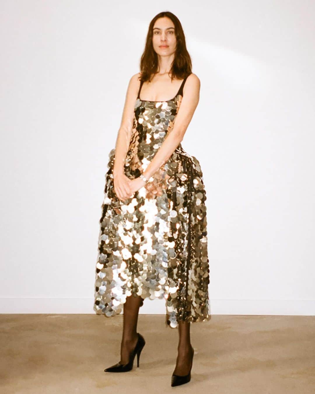 British Vogueのインスタグラム：「“We’re calling it Joan of Arc,” said #AlexaChung when #BritishVogue spoke to the model before the #FashionAwards this evening. Wearing a dress that took @16Arlington’s @Marco.Capaldo and his team two weeks to conjure using 3,980 hand-placed metal paillettes, the two-part look was designed to let one of the industry’s best-dressed dance the night way. Hit the link in bio for a closer look at the craftsmanship.  Photographed by @Marco.Capaldo.」