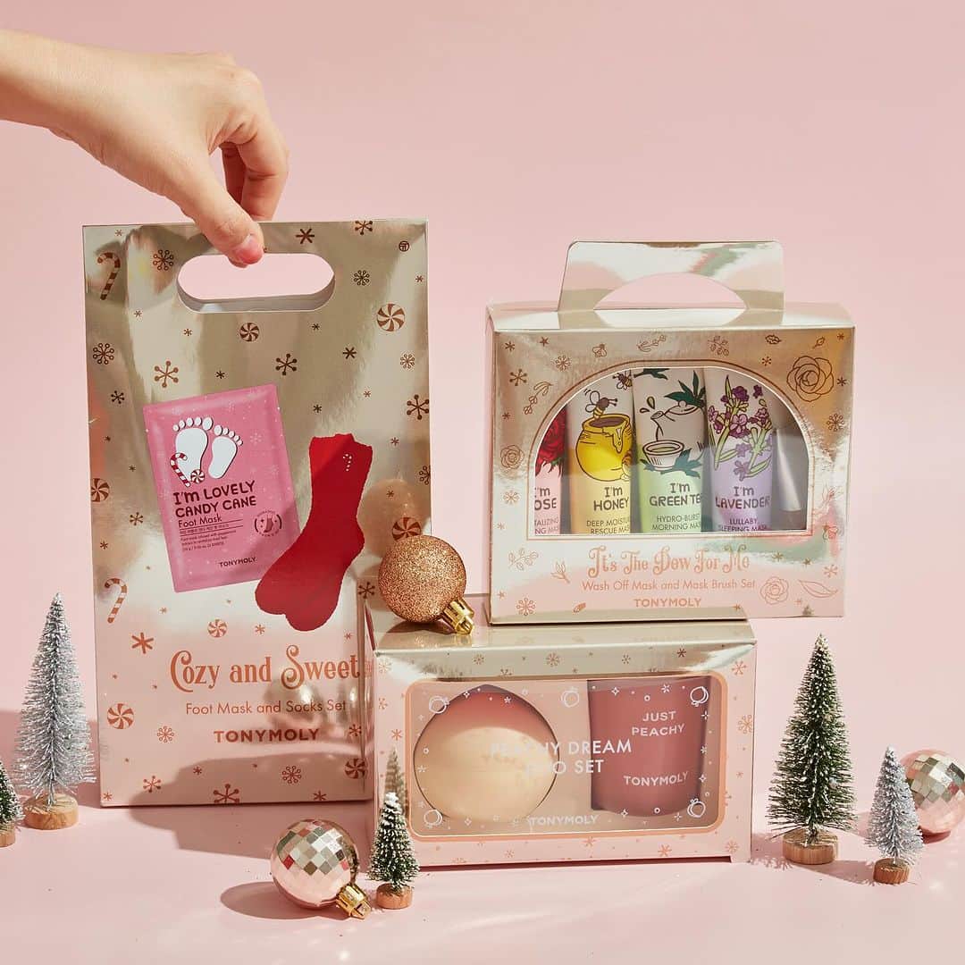 TONYMOLY USA Officialのインスタグラム：「Looking for the best gifts under $25? Check out our holiday value sets now available @ultabeauty & @macys 🎉✨🫶 #xoxoTM #TONYMOLYnMe #holidaygiftguide   🩷It’s The Dew For Me 5-Pc Mask Set ($22): It's the glowing, hydrated, and dewy skin for me! Take this set of 4 travel-friendly masks and mask brush with you anywhere for a gentle yet effective skin refresher. (Original value $32)  🩷Peachy Dream Duo Set ($16): The limited edition Peachy Dream Set includes our bestselling Peach Hand Cream and a mini Peach Dream Candle to match! It's the perfect way to wind down, relax, and pamper yourself at the end of a long day.  🩷Cozy & Sweet Candy Cane Foot Mask & Sock Set ($10): Get cozy this season with our ultra plush socks and hydrating I'm Lovely Candy Cane Foot Mask! This peppermint mask will hydrate, soothe, and rejuvenate your feet. Pair it with our limited edition candy cane socks for ultimate relaxation!」