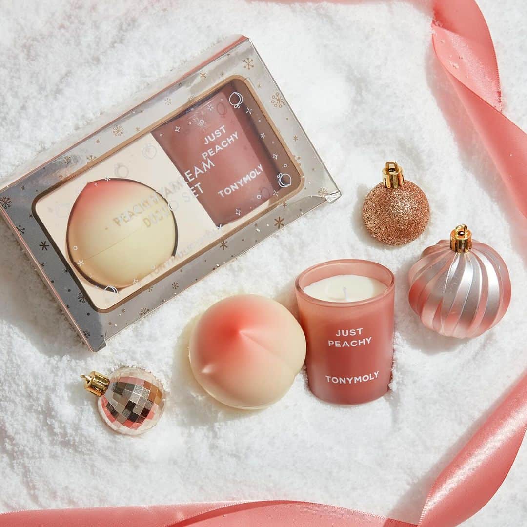 TONYMOLY USA Officialさんのインスタグラム写真 - (TONYMOLY USA OfficialInstagram)「Looking for the best gifts under $25? Check out our holiday value sets now available @ultabeauty & @macys 🎉✨🫶 #xoxoTM #TONYMOLYnMe #holidaygiftguide   🩷It’s The Dew For Me 5-Pc Mask Set ($22): It's the glowing, hydrated, and dewy skin for me! Take this set of 4 travel-friendly masks and mask brush with you anywhere for a gentle yet effective skin refresher. (Original value $32)  🩷Peachy Dream Duo Set ($16): The limited edition Peachy Dream Set includes our bestselling Peach Hand Cream and a mini Peach Dream Candle to match! It's the perfect way to wind down, relax, and pamper yourself at the end of a long day.  🩷Cozy & Sweet Candy Cane Foot Mask & Sock Set ($10): Get cozy this season with our ultra plush socks and hydrating I'm Lovely Candy Cane Foot Mask! This peppermint mask will hydrate, soothe, and rejuvenate your feet. Pair it with our limited edition candy cane socks for ultimate relaxation!」12月5日 4時33分 - tonymoly.us_official