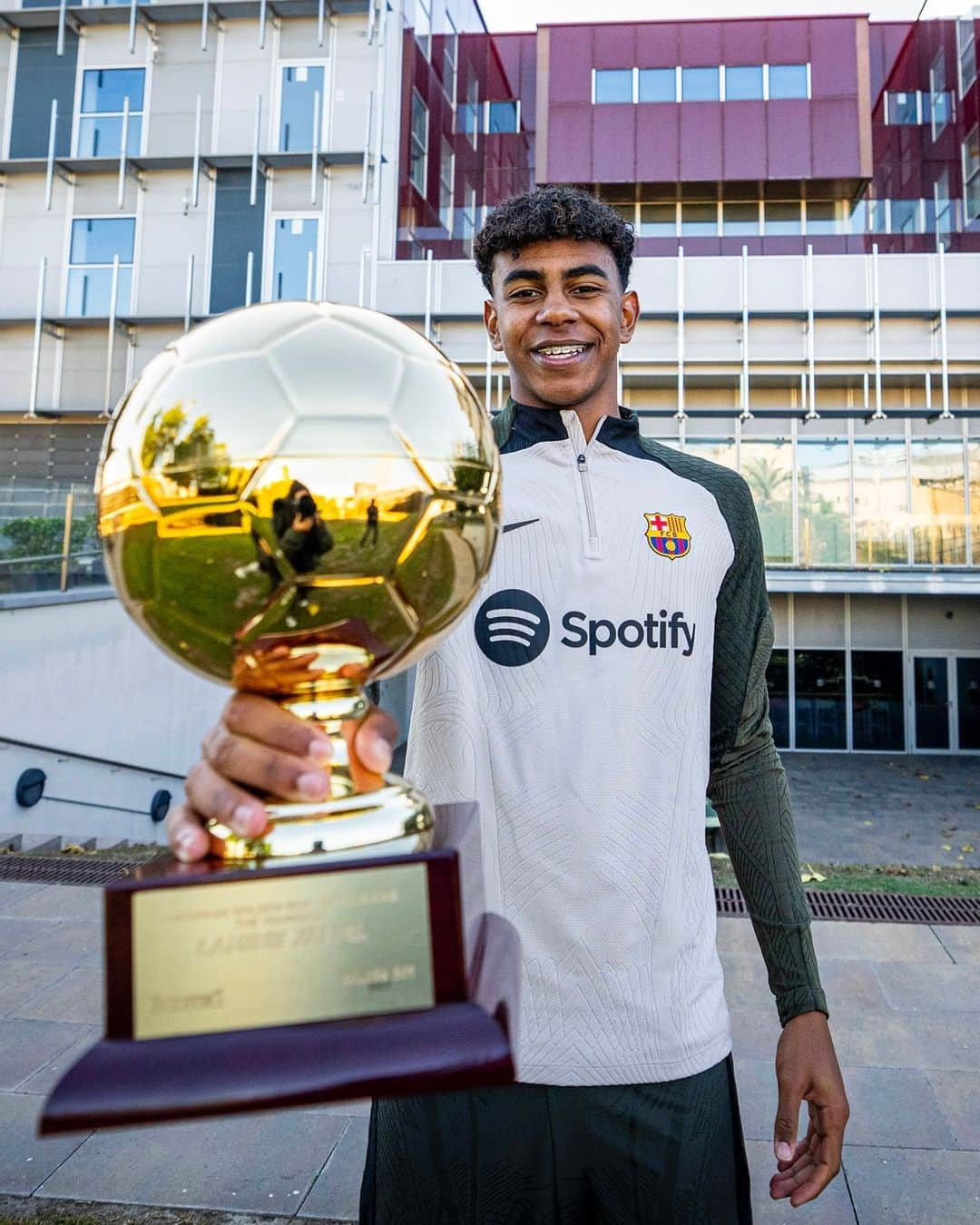 FCバルセロナのインスタグラム：「He. Is. 'The Youngest'. 🏆   🏡 #MadeInLaMasia」