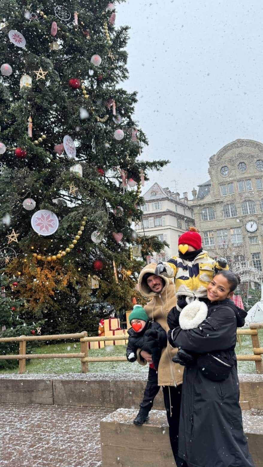 クリスティーナ・ミリアンのインスタグラム：「We never miss a winter visit to Strasbourg, Christmas Market and as the kids grow older it only gets better every year. ❤️🥹 Kenna and Isaiah had their first snowball fight w/Matt’s parents ☃️  #HappyHoliday from the #Strasbourg #ChristmasCapital #christmasmarket #France」