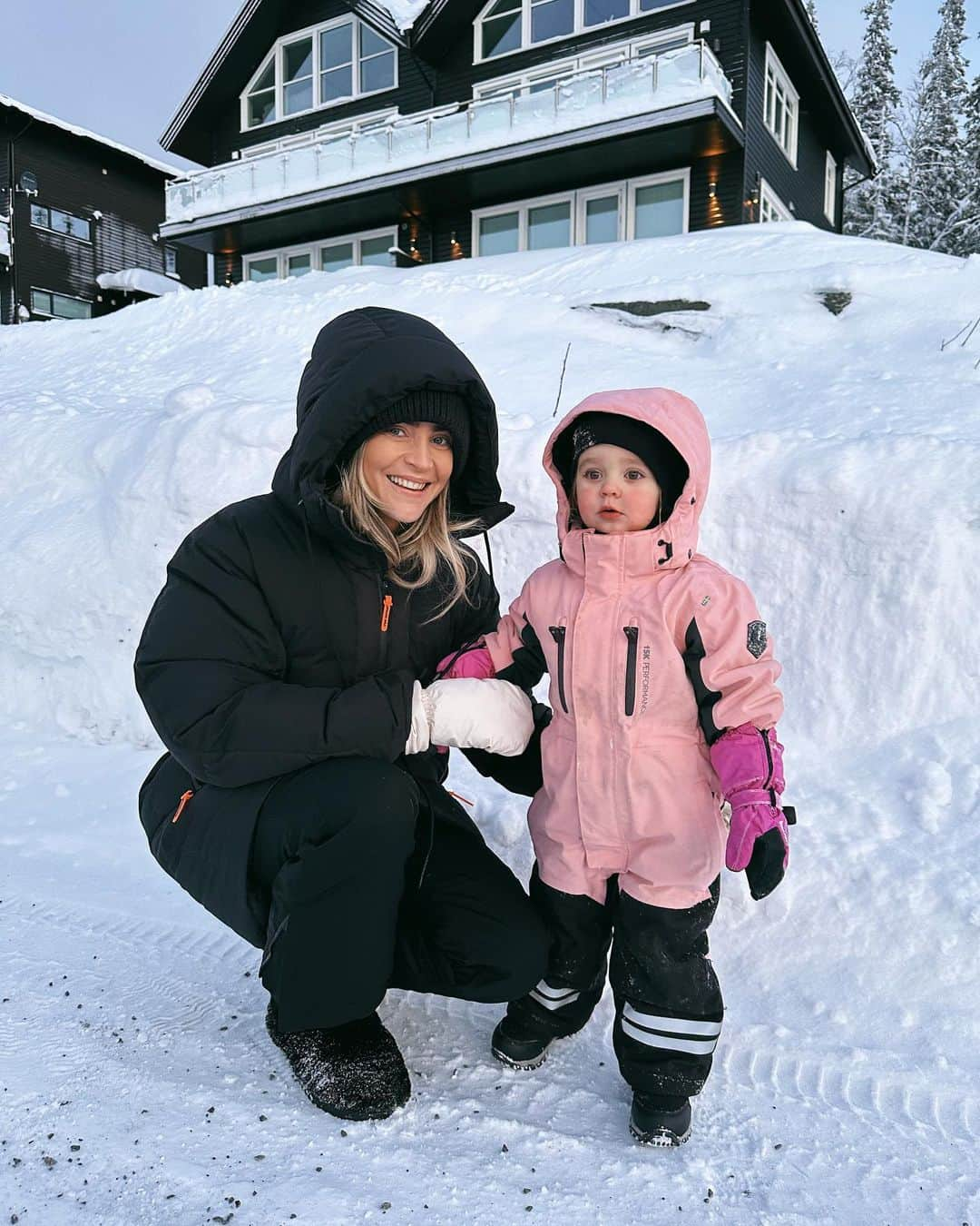 ジャニー・ディラーさんのインスタグラム写真 - (ジャニー・ディラーInstagram)「Moments from our trip to Åre 🤍 lots of snow, very cold, great company and the most amazing house. The kids went crazy all day long but still didn’t wan’t to sleep when it was time (last photo 😂). Good times - winter is fun!」12月5日 4時50分 - jannid