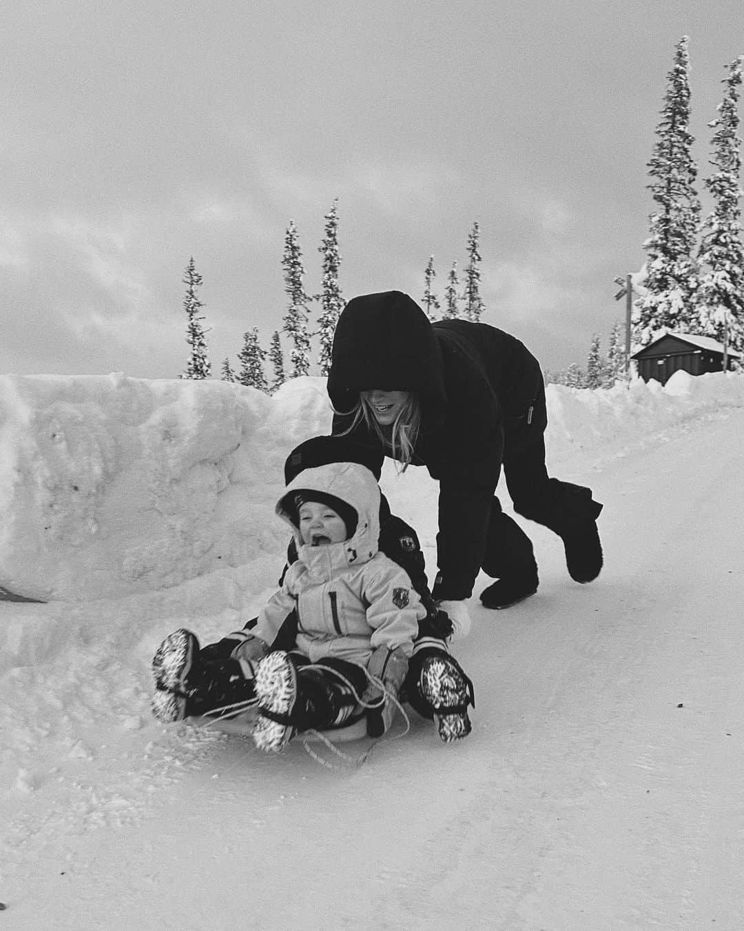 ジャニー・ディラーのインスタグラム：「Moments from our trip to Åre 🤍 lots of snow, very cold, great company and the most amazing house. The kids went crazy all day long but still didn’t wan’t to sleep when it was time (last photo 😂). Good times - winter is fun!」