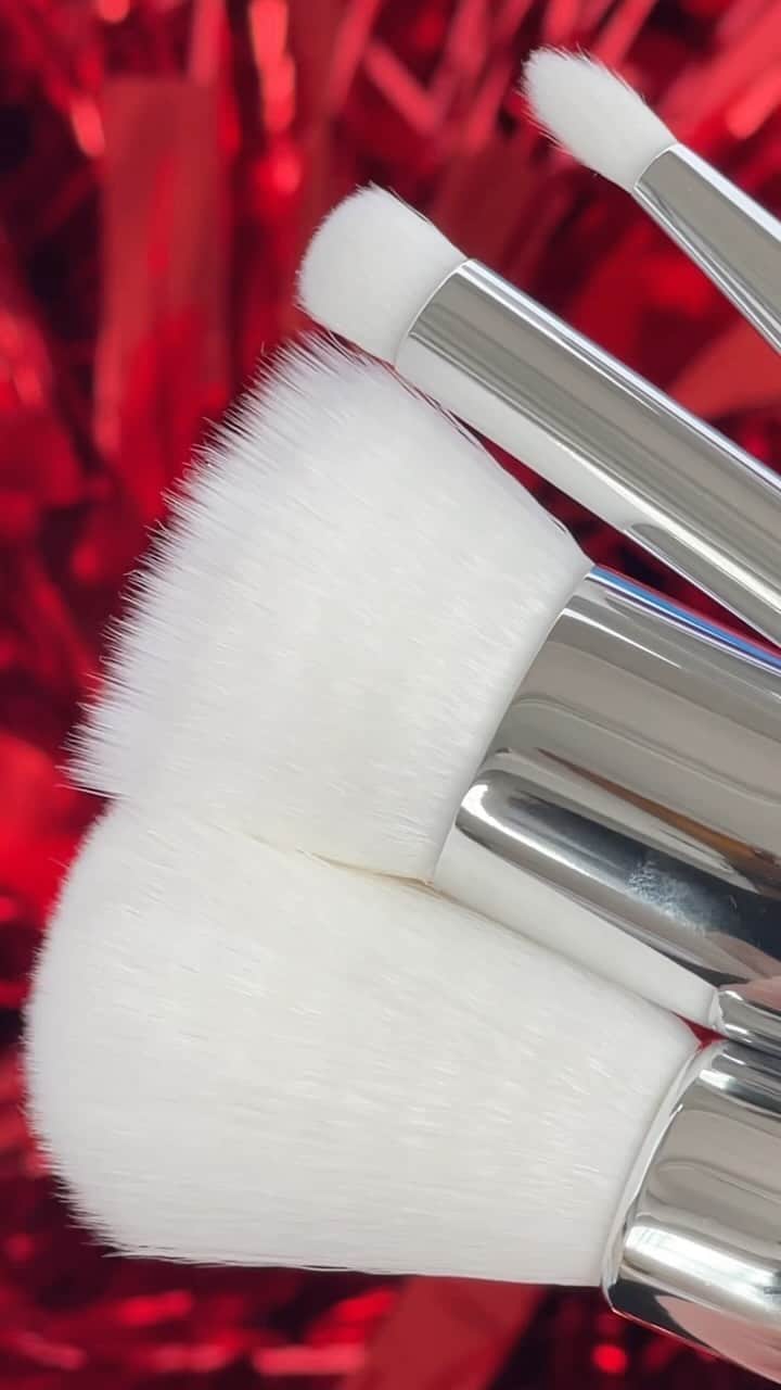 M·A·C Cosmetics Canadaのインスタグラム：「High-quality makeup tools…or chic holiday handbag? ❄️ Get BOTH! The limited-edition Brush Of Snow Essential Brush Kit bundles up four fundamental brushes for face and eyes in a sparkly silver clutch to match all your festive outfits.  #MACHoliday #MACBizarreBlizzardBash」