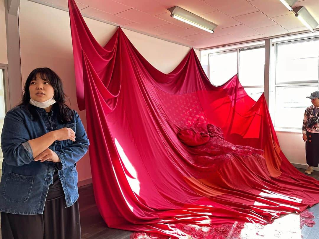 DJ AIKO 62さんのインスタグラム写真 - (DJ AIKO 62Instagram)「【読むアート噺】 FUJI TEXTILE WEEK 2023 Seiran Tsuno 津野青嵐《ねんねんさいさい》 旧文化服装学院  織物産地を担う女性の職業訓練の場として多くの卒業生を送り出した文化服装学院。1980年代まで開校していたそうで、会場として使用されるのは最後かもしれないそう。  幼少期の津野さんにファッションの道を示したお祖母さまのためにオーダーメイドした衣服。お祖母さまが長年集めてきた布と、よく見ると3Dペンで作られている部分もあり、なんと自由な発想！とワクワクしました。肌に触れる部分はやわらかい布で、また、介護ベッドの上でも着られるような配慮も。  タイトルの《ねんねんさいさい》は、「年年歳歳花相似たり、歳歳年年人同じからず」から来ていて、お祖母さまがよく口にされる言葉なのだそう。花は毎年同じように咲くが、人の変化は同じではない、というような意味があるらしい。歳を重ねながら実感していくであろうことだけど、身近な人に「そういうものだよ。」と教わる意味も大きいと思った。  ⚠️こちらが記事、投稿のテキスト部分や番組のネタ元・きっかけとなった場合は必ずクレジット表記やアカウントの紹介もあわせてお願いいたします。  今見に行きたい美術展、特別展がよくわかる！再生リストも作りました。 ・インタビューでじっくりと美術展のみどころを知る！【聴くアート噺】 https://www.youtube.com/playlist?list=PLzdASD0rt6nBLhOsysdOONwCV7gwIHyyR  ・2分半で美術展の見どころをチェック！【見るアート噺】 https://www.youtube.com/playlist?list=PLzdASD0rt6nBEl5NKUdsCtfdRW86Tvfhp  ＋＋＋＋＋ おすすめ美術展を紹介しています。 @djaiko62 を是非フォローして下さい。 お問い合わせは https://linktr.ee/DJAIKO62 からお願いします。 ＋＋＋＋＋  #fujitextileweek  #fujitextileweek2023  #フジテキスタイルウィーク #フジテキスタイルウィーク2023  #布の芸術祭 #芸術祭 #ftx #富士吉田 #富士吉田市 #富士吉田市からの富士山🗻  #富士山 #mtfuji #mtfujiphoto_ig  #fujisan #🗻 #DJAIKO62 #アート噺 #読むアート噺 #見るアート噺 #見るアート噺ショート #山梨 #学芸員djのdjaiko62  #おすすめ美術」12月5日 10時35分 - djaiko62