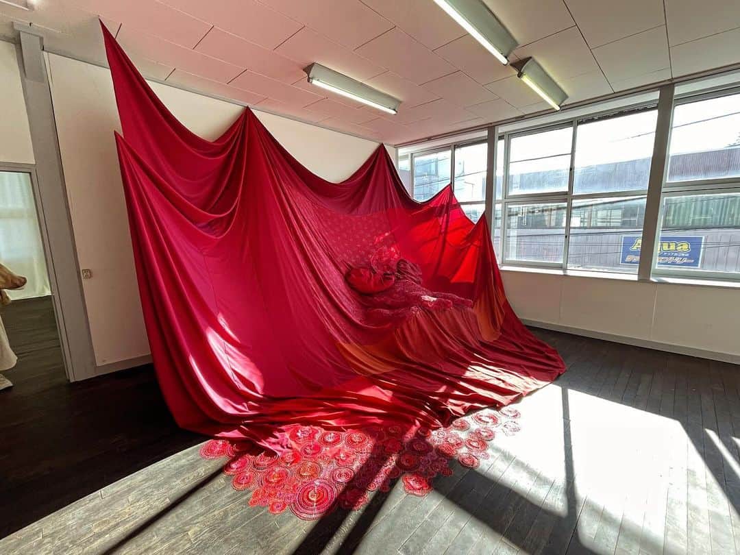 DJ AIKO 62さんのインスタグラム写真 - (DJ AIKO 62Instagram)「【読むアート噺】 FUJI TEXTILE WEEK 2023 Seiran Tsuno 津野青嵐《ねんねんさいさい》 旧文化服装学院  織物産地を担う女性の職業訓練の場として多くの卒業生を送り出した文化服装学院。1980年代まで開校していたそうで、会場として使用されるのは最後かもしれないそう。  幼少期の津野さんにファッションの道を示したお祖母さまのためにオーダーメイドした衣服。お祖母さまが長年集めてきた布と、よく見ると3Dペンで作られている部分もあり、なんと自由な発想！とワクワクしました。肌に触れる部分はやわらかい布で、また、介護ベッドの上でも着られるような配慮も。  タイトルの《ねんねんさいさい》は、「年年歳歳花相似たり、歳歳年年人同じからず」から来ていて、お祖母さまがよく口にされる言葉なのだそう。花は毎年同じように咲くが、人の変化は同じではない、というような意味があるらしい。歳を重ねながら実感していくであろうことだけど、身近な人に「そういうものだよ。」と教わる意味も大きいと思った。  ⚠️こちらが記事、投稿のテキスト部分や番組のネタ元・きっかけとなった場合は必ずクレジット表記やアカウントの紹介もあわせてお願いいたします。  今見に行きたい美術展、特別展がよくわかる！再生リストも作りました。 ・インタビューでじっくりと美術展のみどころを知る！【聴くアート噺】 https://www.youtube.com/playlist?list=PLzdASD0rt6nBLhOsysdOONwCV7gwIHyyR  ・2分半で美術展の見どころをチェック！【見るアート噺】 https://www.youtube.com/playlist?list=PLzdASD0rt6nBEl5NKUdsCtfdRW86Tvfhp  ＋＋＋＋＋ おすすめ美術展を紹介しています。 @djaiko62 を是非フォローして下さい。 お問い合わせは https://linktr.ee/DJAIKO62 からお願いします。 ＋＋＋＋＋  #fujitextileweek  #fujitextileweek2023  #フジテキスタイルウィーク #フジテキスタイルウィーク2023  #布の芸術祭 #芸術祭 #ftx #富士吉田 #富士吉田市 #富士吉田市からの富士山🗻  #富士山 #mtfuji #mtfujiphoto_ig  #fujisan #🗻 #DJAIKO62 #アート噺 #読むアート噺 #見るアート噺 #見るアート噺ショート #山梨 #学芸員djのdjaiko62  #おすすめ美術」12月5日 10時35分 - djaiko62