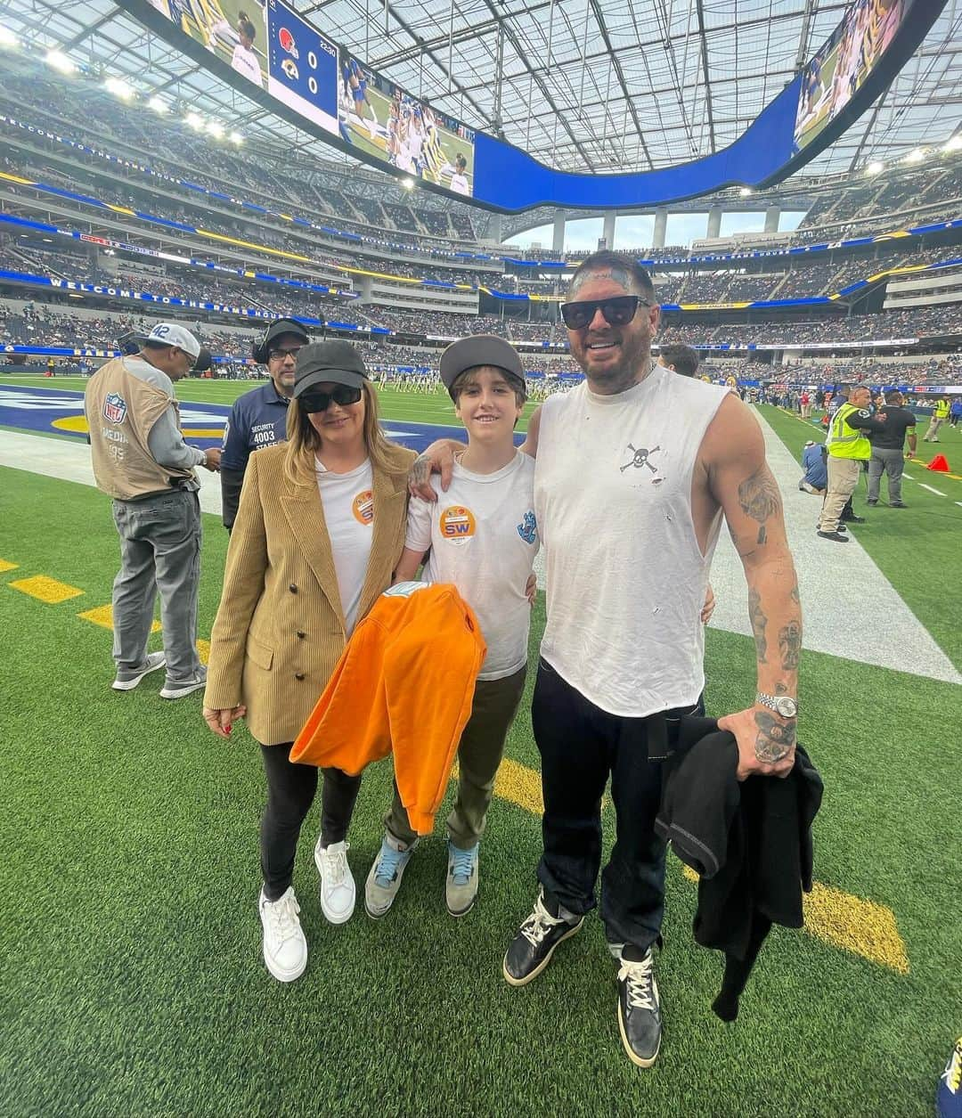 アリシア・シルヴァーストーンさんのインスタグラム写真 - (アリシア・シルヴァーストーンInstagram)「Bear, Christopher, and I had a special day together watching the @clevelandbrowns vs @rams at @sofistadium yesterday 🏈 Christopher, Bear’s dad, has been a die hard Browns fan since he was a child. (he picked this team cause they were the underdogs)   Special shoutout to @calbrown17 for inviting us! Not only is Callie the assistant wide receiver coach for the Browns, but she is a total badass that made history by becoming the first woman to coach an NFL position group in a regular-season game! So awesome 🤩👏🏻🔥」12月5日 10時27分 - aliciasilverstone