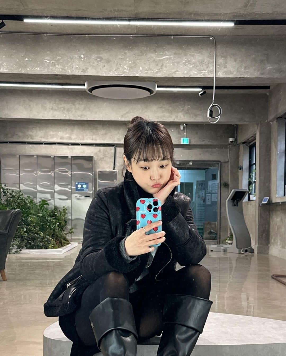 ハ・ウンジンのインスタグラム：「⠀ 좋은 곳으로만 데려다 줄 것 같아💗 고맙쭘미다 따랑해여 지안마마 @jee_an01 🥹🥹🥹 . . . 실물깡패 겨울부츠는 이걸로 끝이당🖤 @mina_de_bona」