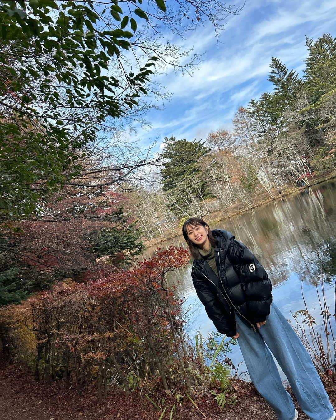 前田ゆうさんのインスタグラム写真 - (前田ゆうInstagram)「紅葉🍁の季節だねぇ〜😄♪ 雲場池へ✨とっても紅葉がきれいでした😍🍁 旧銀座通りから中道？というか別荘地？みたいなところ歩いて行ったんだけど景色が最高すぎた😍✨  そしてハルニレテラスへ✨‼️‼️ 大行列の川上庵！！ こちらは商店街のほうより少し空いてたように感じました＾＾肌寒い季節だからかテラス席選んだらはやめに通してもらえたんやけど、テラス席が紅葉と川を眺めながら、川の音を感じてすする蕎麦が最高に気持ちよかったです😌 ストーブとひざ掛けもあってありがたかった✨‼️ ここのジェラートも寒かったけど美味しすぎてたべてよかった😍チョコがすきでした！😁百名店なんだって🍨♡ 観光してたら他のとこほでも見かけました😁  ホテルで朝ごはん食べ過ぎて天ぷら断念してしまったのが悔やまれる🥲つぎいったら絶対食べる！！😌  しかし軽井沢きて🐶連れてきたかったなぁ🐶🥹って何回思ったことか🥲‼️‼️‼️ 今回、ホテルがわんちゃんのお部屋とれなかったから断念しちゃったけど、わんちゃん連れでもたくさん遊べるところがあって次は連れてこようと誓いました🙋‍♀️！！✨  #軽井沢　#観光 #雲場池　#ハルニレテラス」12月5日 10時34分 - yuu_maeda