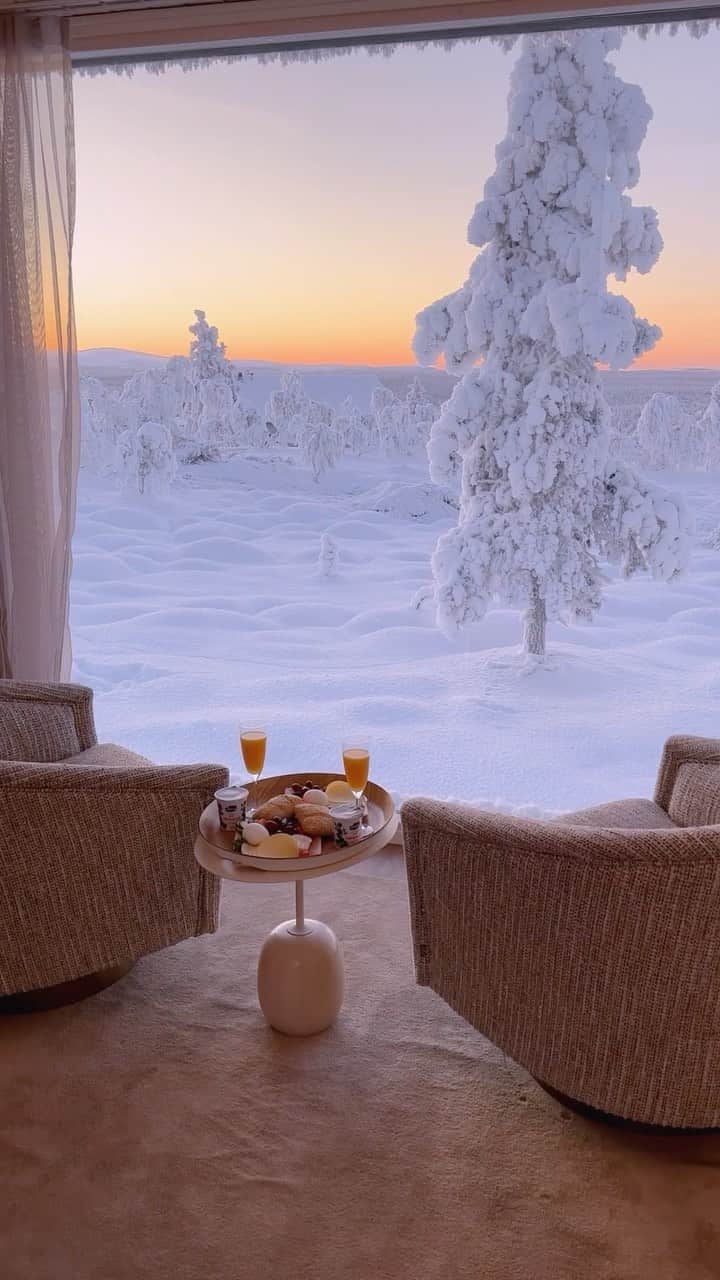 BEAUTIFUL HOTELSのインスタグラム：「Wake up and enjoy a view like no other with @edinhiose and @itsmelindaalicia. ☕ ❄️✨ Look out over the snow coated landscape beyond as the sun rises, while enjoying a delicious breakfast in a luxurious room at the Aurora Collection Resort in Saariselkä, Lapland. 🇫🇮 Enjoy an array of winter activities here from husky safaris to chasing the Northern Lights or simply sit back and enjoy the beautiful surroundings. 🦌   📽 @edinhiose @itsmelindaalicia 📍 @auroracollectionresort, Saariselkä, Lapland, Finland 🎶 Mitski - My Love Mine All Mine」