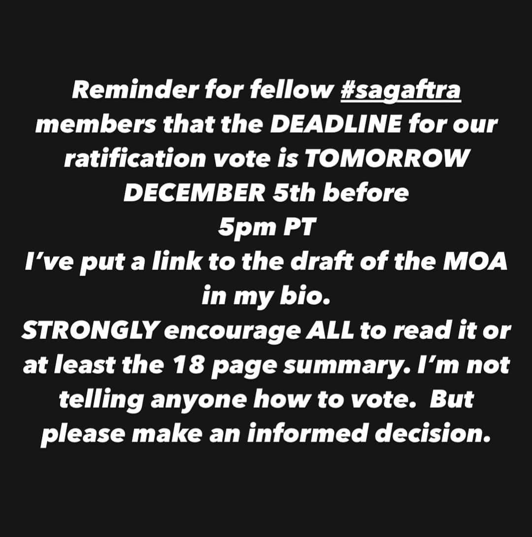 アンナ・パキンのインスタグラム：「#sagaftra members remember to VOTE by 5pm PT TOMORROW December 5th.」
